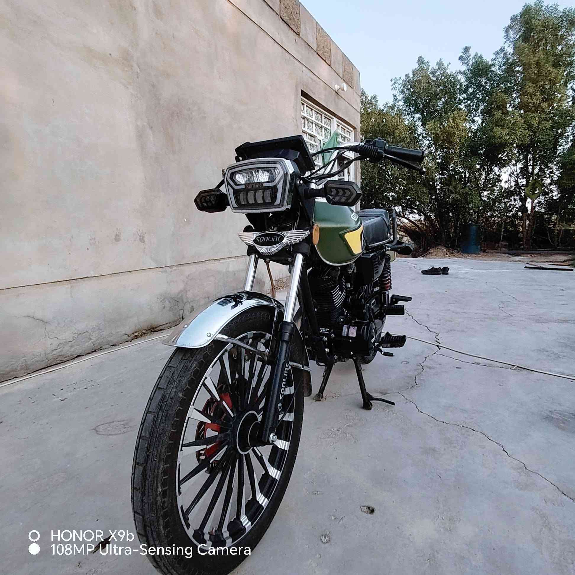 السلام عليكم دراجه للبيع موديل 25 اوراق بغداد المكان واسط عزيزيه ***********

نص مكتوب في الصور:
- HONOR X9b
- 108MP Ultra-Sensing Camera
- O HONOR X9b
- HONOR X9b 108MP Ultra-Sensing Camera