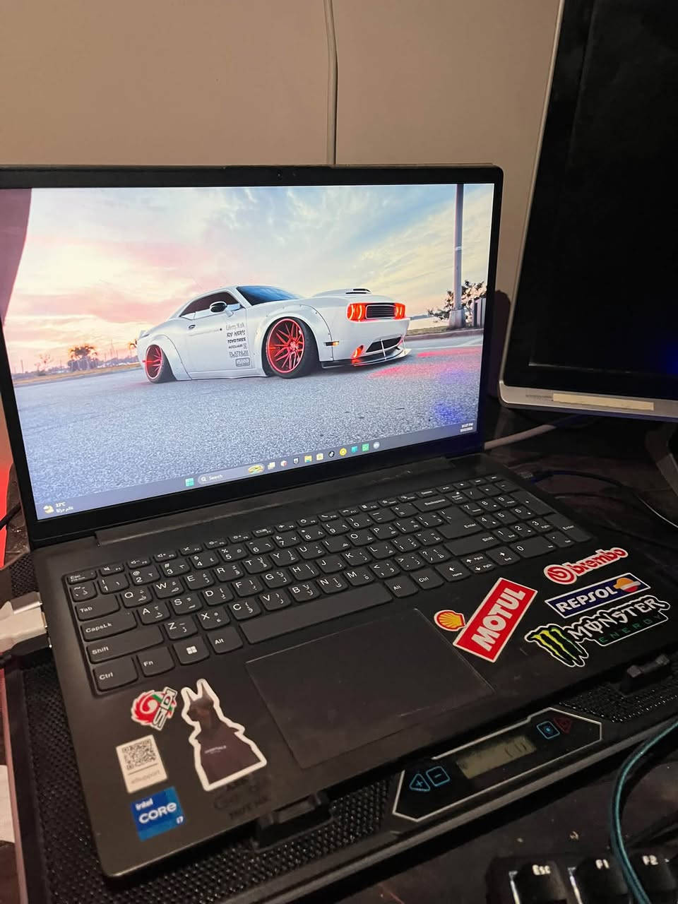 لسلام عليكم  لابتوب. للبيع بسعر مناسب 
​           لابتوب لينوفو للبيع بحالة ممتازة 

​🔹 الموديل: Lenovo V15 IRU (Type 83CC)
🔹 المعالج (CPU): Intel Core i7-13620H (الجيل الثالث عشر - أداء عالي جداً وسريع)
🔹 الذاكرة العشوائية (RAM): 16 جيجابايت DDR4 (قطعتين 8GB بسرعة 3200MHz)
🔹 التخزين (SSD): 512 جيجابايت من نوع NVMe PCIe فائق السرعة
🔹 كرت الشاشة: Intel UHD Graphics
🔹 الشاشة: 15.6 بوصة بدقة FHD (عالية الوضوح)
🔹 نظام التشغيل: Windows 11 Pro

 للتواصل.   اتصال أو  واتساب فقط  مكان كربلاء 

***********
السعر900 قفل وهاي اسعارها بالسوك + الابتوب جديد بعده داخل الضمان
