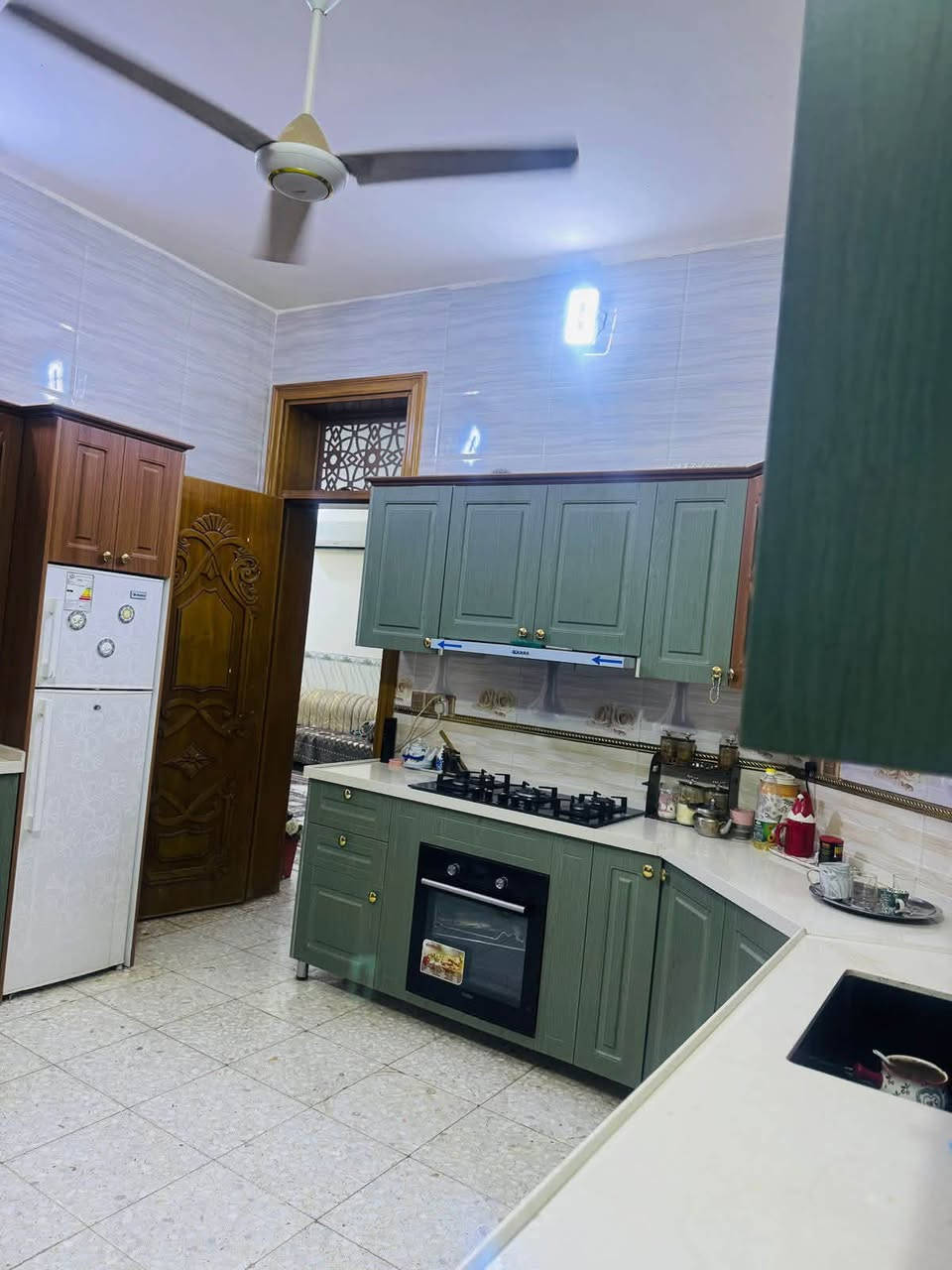 للبيـــــــــــــــــع 
بيت للبيع في (ابو جوعانه) شارع هدايانا، بناء درجه أولى، البيت ركن موقع ممتاز، المساحة ٢٠٠م، البيت طابقين ونص، يحتوي على، ٦ غرف نوم + أستقبال + صاله + مطبخ حار وبارد + ثلاث مجمعات صحيه +كراج سيارة + ثلاث اسطح، للاستفسار *********** بي واتس أب.
