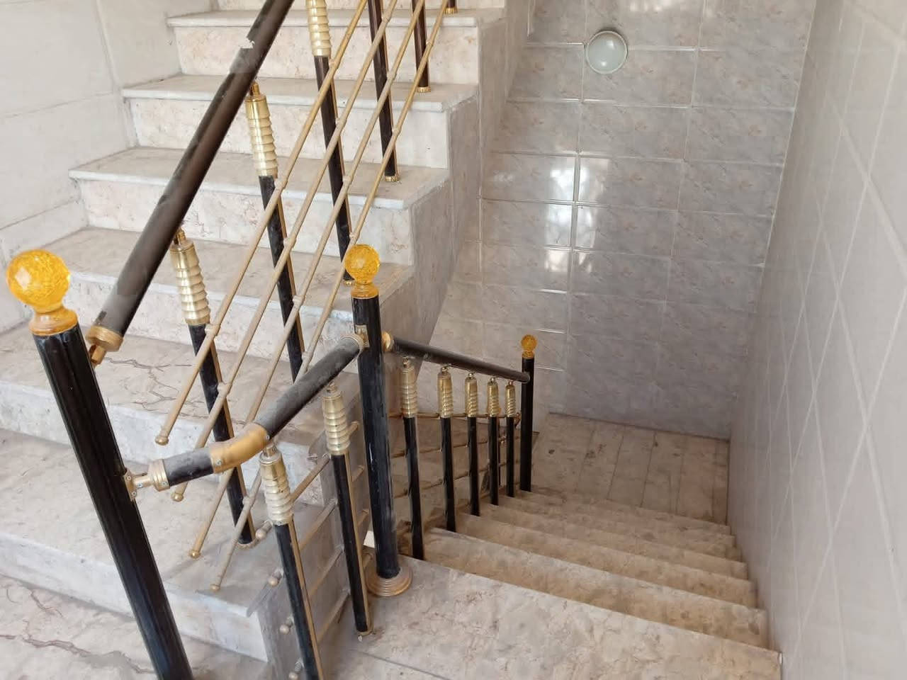 للايجار شقق حديثة في المنصور حي دراغ قرب كليه التراث طابق ثالث تحتوي على غرفه نوم كبيره ٦ *٦ وصاله مطبخ مشترك وصحيات سعر الايجار الشهري ٧٠٠ الف.
للاستفسار الاتصال على الرقم
 *********** بغداد, العراق

نص مكتوب في الصور:
- شقة للإيجار