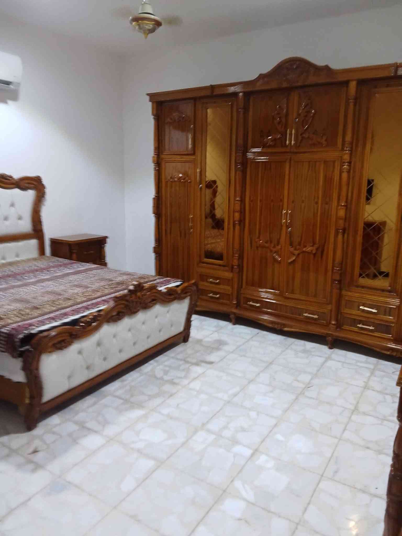 بيت للبيع المساحة 100 لواجهة 5 لنزال 20 بنيان حديث رفت كراج ستقبلل ممر مدخل ثاني مطبخ حار ومطبخ بارد الستفسار خاص واتساب مكلف بل نشر ***********

نص مكتوب في الصور:
- بيع وشراء وإيجار بيوت الزراعي والتجاوز في ب... ابو عباس الشويلي التالي: ابو الحكم . 1:33 #عقارات #بغداد*********** #هوررجب #ال...