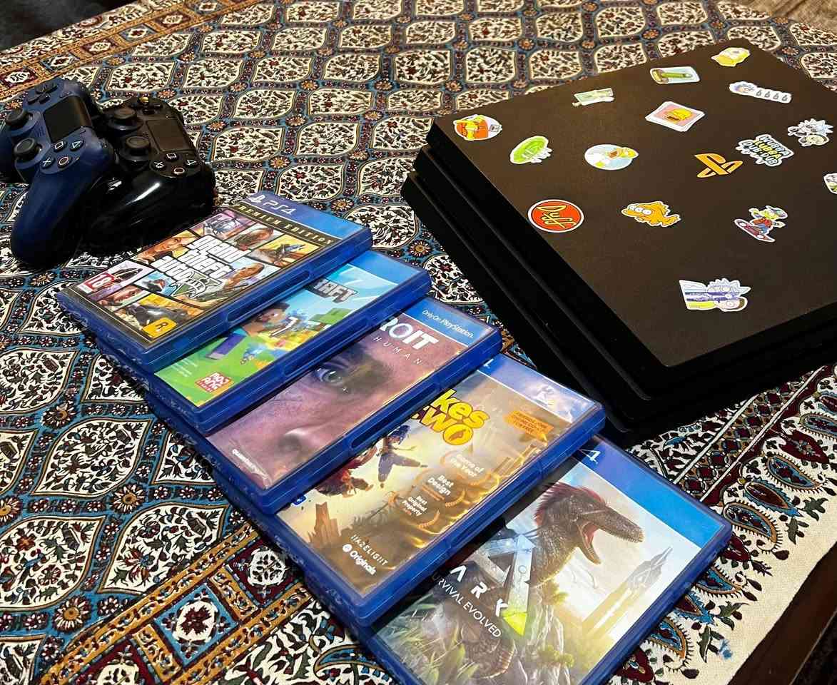 السلام عليكم 
Ps4 pro للبيع 
الجهاز نظيف جدا استعمال قليل 
مساحة الجهاز 1 TB
الجهاز اونلاين اخر تحديث 🌟
الملحقات الوياه : 
وايرات اصليات مال شركة 
جويستكات ثنين أصلي شرط ❗
خمس أقراص مثل ماموضح بالصور 
قاعدة شحن وتبريد للجهاز 🌟 

السعر : 390 وبي مجال بسيط للطيبين 
المكان : البصرة - التنومة - نهر حسن 
للتواصل واتساب فقط : ***********

