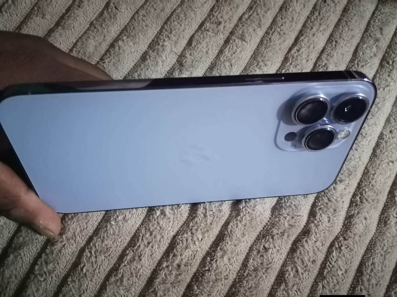 سلام عليكم 13. مراوس s24مكاني بصره
***********

نص مكتوب في الصور:
- 9:10
- حول
- الاسم
- < iPhone
- إصدار iOS
- < 26.5.2
- اسم الطراز
- iPhone 13 Pro Max
- رقم الطراز
- MLJX3J/A
- الرقم التسلسلي
- FWQV9
- انتهت صلاحية التغطية
- <
- الأغاني
- .
- الفيديوهات
- 1
- الصور
- ٤
- التطبيقات
- السعة
- ٥١٢ غ.ب.
- متوفرة
- ٤٩٠,٦٤ غ.ب.
- ٩:١٠ حالة البطارية والشحن كما هو الحال مع البطاريات القابلة لإعادة الشحن، بطارية الهاتف قابلة للاستهلاك وتصبح أقل فاعلية مع الوقت. معرفة المزيد... الحد الأقصى للقدرة ٨٥٪ هذا قياس لقدرة البطارية مقارنة بقدرتها عندما كانت جديدة. قد تتسبب القدرة المنخفضة بتقليل ساعات الاستخدام بين عملية الشحن والأخرى. أقصى قدرة للأداء تساعد الأنظمة المضمنة في النظام والمكونات في تخفيف آثار الأداء التي قد تلاحظها أثناء التقدم الكيميائي في عمر بطارية iPhone. شحن البطارية المحسن للحد من استنزاف عمر البطارية، يتعلم الـ iPhone من عادات الشحن اليومية، بحيث ينتظر ولا يتجاوز ٨٠٪ حتى يحين موعد حاجتك إلى استخدامه.