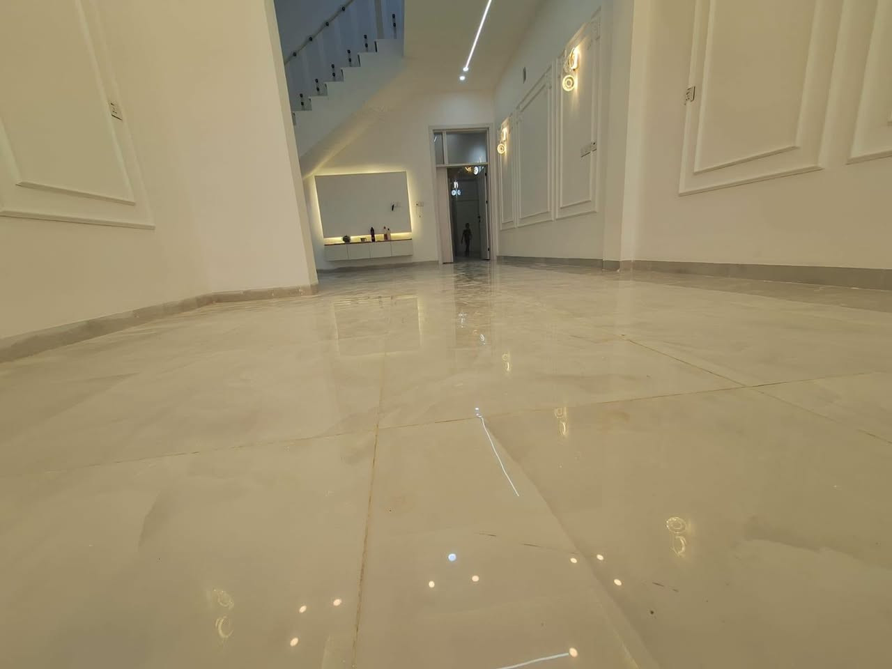 بيت للبيع مساحه ١٥٠ م طابو صرف بناء جديد طابقين  درجه اوله طابوك صب مسلح  أرضية رفت   يحتوي على استقبال وصاله و٤ غرف نوم ومطبخ وصحيات كلشي واضح بل تصوير البيت فارغ جاهز للسكن
سعره ٢٦٥ مليون بي مجال قليل عنوان كربلاء حي القادسية أي استفسار اتصل *********** نستقبل جميع العروض في انحاء كربلاء
