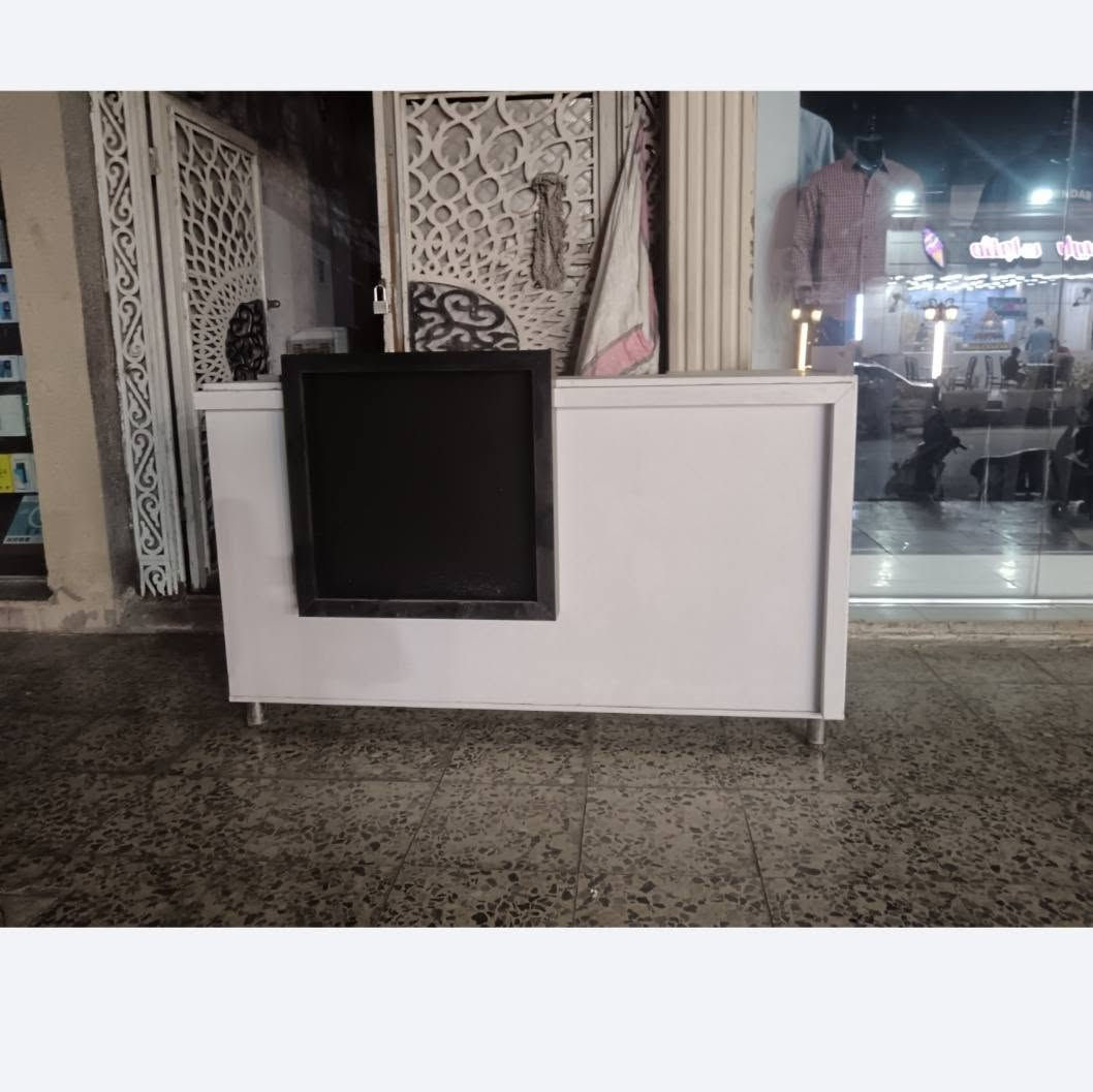 ميز مكتبي بي خانت خزن شغل درجه أوله جديد تصميم رقم ٦ قياسته متر و٨٠ في متر
الجه الثانيه ٥٠  السعر ١٧٥ مفصلي ب ٤٠٠ مكان بغداد الشعب
التواصل ***********
