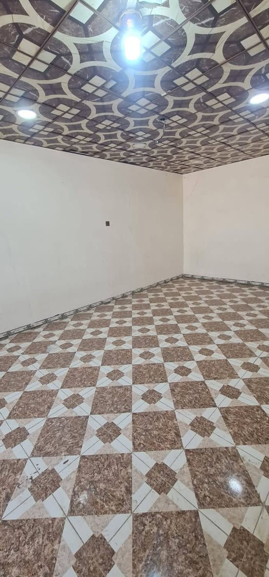 شقه 200متر متكون من غرفتين وصاله ومطبخ وتخاريج وسطح اجار 250 عنوان حي العسكري قرب فلكه الهنديه رقم موبايل ***********
