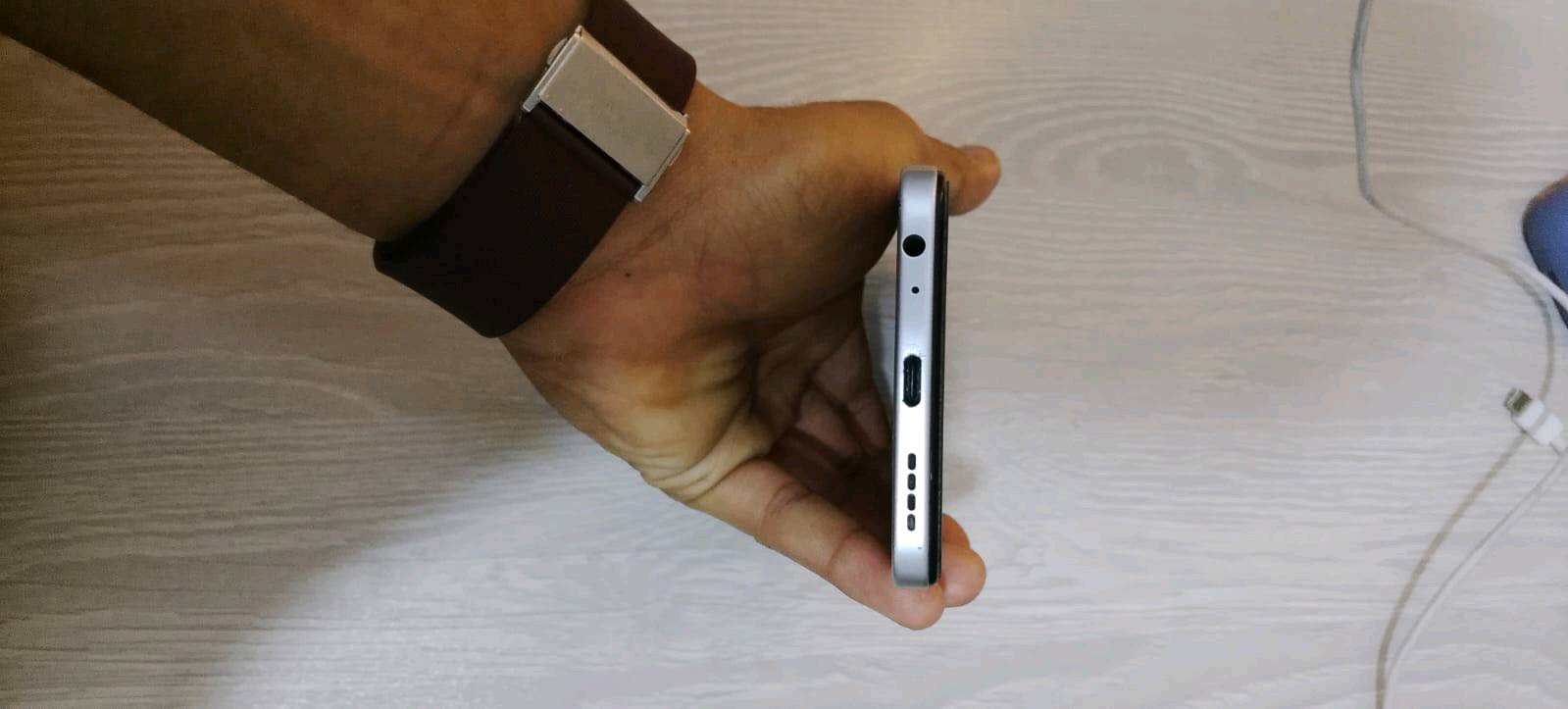 جهاز انفنكس هوت 60 اي infinix hot 60i جهاز نظيف جداً 
ذاكرة 256
العشوائية 8
تصوير 2k 
بي دكمة ثالثة للكاميرا 
بدون ملحقات 
الجهاز مكفول من الكسر والفتح 
الجهاز بحالة ممتازة 
سعر 250 الف دينار مكان بغداد
