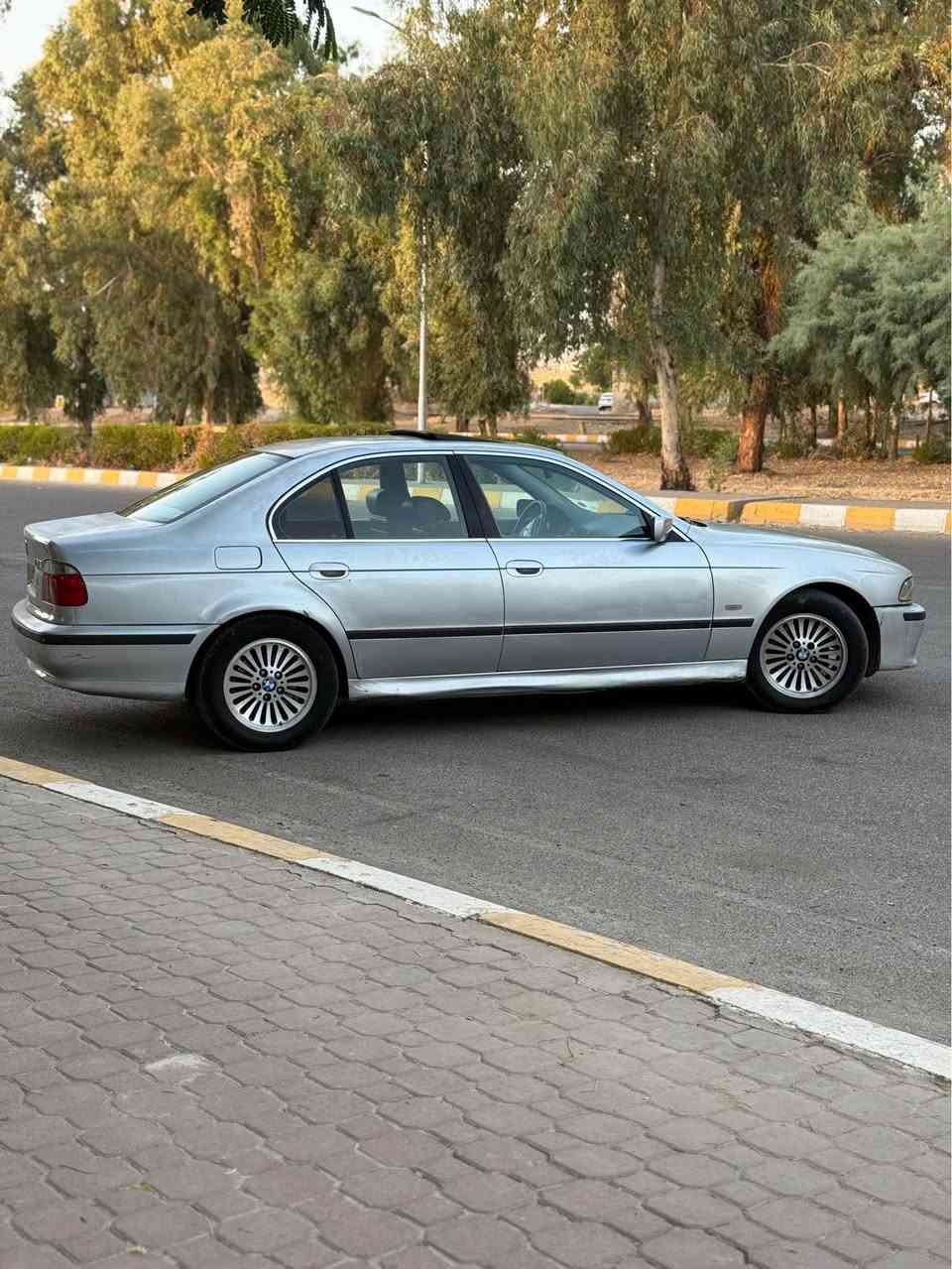 سلام عليكم bm 528 
موديل 1996 اصل 528
بدون صبغ بيها تبديل جاملغ واحد فقط وتعديل شبر بالبدنة جوا جامرلغ السكن
كير محرك تبريد كله بشرط 
داخلها لوك غرفة جديدة اوربية قبل سنة شادها من كشنات ودشبول وبردات مال ابواب كله جديد 
كشنات جلد اسود كهربائي ١٨ حركة 
بردة خلفية بلادية كهربائية شغالة 
سقف سلايد لايتات عدسة ام الحلقة 
رقم اربيل بأسمنا تحويل شرط 
بطاقة بنزين موجودة 
سعر السيارة ٨٥ وبيها مجال للطيبين 
رقم الهاتف *********** عنوان كركوك كركوك, العراق
