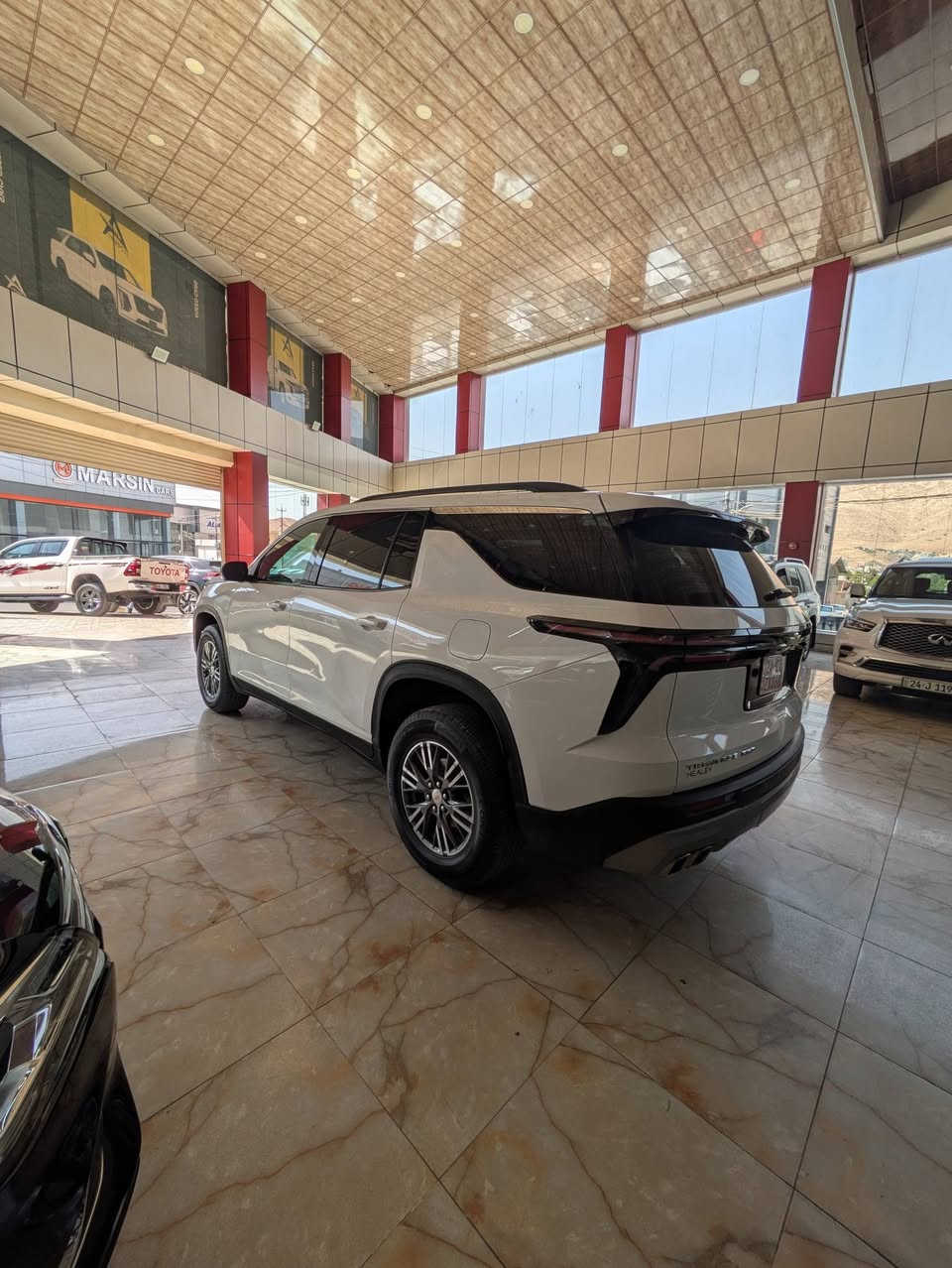 CHEVROLET TRAVERSE LT 2024 AWD
محرك 4 سلندر 2.5 توربو
​​مصابيح أمامية وخلفية LED بالكامل بتصميم نحيف وعصري.
​الباب الخلفي: باب كهربائي يدعم تقنية الاستشعار الذكي فتح تلقائي عند الاقتراب.
شاشة ترفيه ضخمةAppe CarPlay و Android Auto لاسلكياً.
​شاشة العدادات: شاشة رقمية بالكامل أمام السائق 
 7 مقاعد (مع مقاعد منفصلة في الصف الثاني
مقعد السائق قابل للتعديل كهربائياً بـ 8 اتجاهات مع دعم المنطقة القطنية.
​المميزات: شاحن لاسلكي للهواتف، تشغيل عن بعد، عجلة قيادة مكسوة بالجلد، ومنافذ USB في جميع الصفوف.
​نظام الفرملة التلقائية في حالات الطوارئ مع كشف المشاة وراكبي الدراجات
​نظام المساعدة على البقاء في المسار مع التحذير عند المغادرة
​نظام تنبيه النقطة العمياء ومساعدة التوجيه في المنطقة العمياء
نظام تنبيه حركة المرور الخلفية والكبح التلقائي الخلفي
​نظام تثبيت السرعة التكيفي
​كاميرا الرؤية المحيطية بدقة عالية
جاملغ وباب سائق و نصف باب خلفي صبخ بدون دواخل بدون ارباك . موضح بالصور
سيارة بدون رقم تترقم محافظات الاقليم . سيارة موجودة بمعارض دهوك .
سعر 310 و مجال
رقم شاصي 
1GNEVGKS9RJ188823
رقم موبايل ***********
