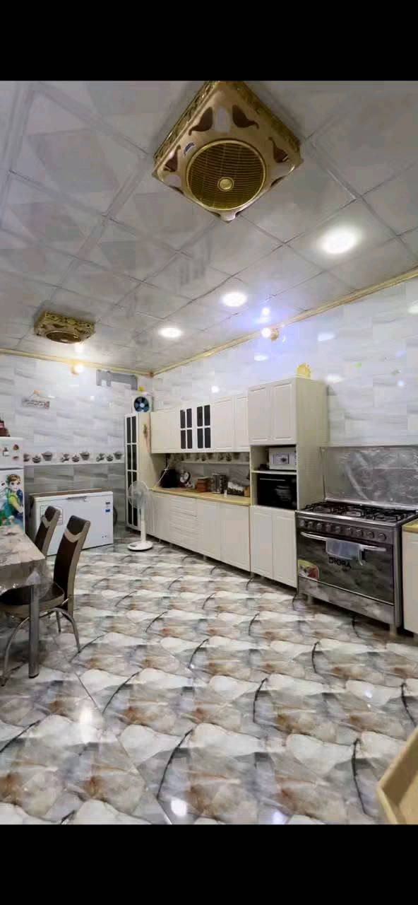 بيت للبيع مساحه 333 
مكان: حي الزهراء حي الشمر الفرع الاول 
تفاصيل:  سند 25 طابقين 
الطابق الاول:طراز حديث يحتوي على غرفه نوم عدد 2+مطبخ +صاله + استقبال +صحيات داخليه وخاريجه 
الطابق الثاني: بناء جديد ويحتوي على غرفتين نوم سويت  وصاله وصحيات 
***********