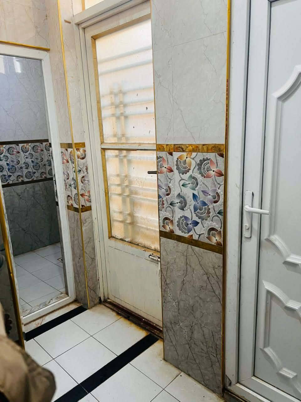 السلام عليكم 
دار للبيع ،،
المساحه 200 متر
بالانتفاضه الثالثه
خلف الشارع التجاري
يحتوي علئ 4 غرف نوم 
و2 صاله واستقبال كبير
ومجمع صحيات عدد3
وكراج كبير 
بناء حديث
طابق ونص
