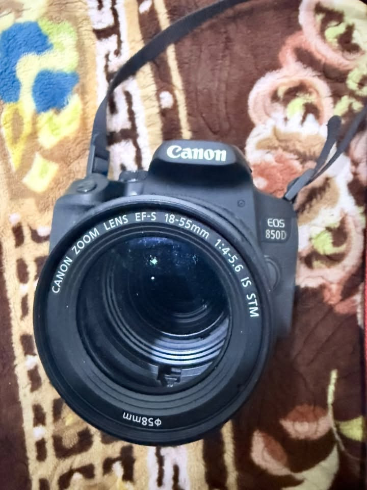 كأمره كانون 850d
زوم 18-55 
بطاريه وشاحنه جوكر 
شاشه لمس 
نضافه 95 ‎%‎
اخذتها قبل فتره وما استخدمتها شي قليل 

* 📷 الدقة: 24.1 ميگابيكسل.
* 🔲 الحساس: APS-C CMOS.
* ⚡ المعالج: DIGIC 8.
* 🎯 الفوكس: 45 نقطة AF، مع Dual Pixel CMOS AF وميزة تتبع العين.
* 🚀 التصوير المتتابع: حتى 7 صور/ثانية تقريبًا.
* 🎥 الفيديو: 4K بمعدل 24/25 إطار، وFull HD حتى 60 إطار/ثانية. 
* 📱 الشاشة: لمس وقابلة للتحريك، مفيدة جدًا للتصوير من الزوايا الصعبة.
* 📡 الاتصال: Wi-Fi وBluetooth.
* 🔭 العدسات: تقبل عدسات Canon EF وEF-S.
* 💾 الصور: JPEG وRAW بصيغة CR3.
* 🔍 عامل القص: 1.6× بسبب حساس APS-C

*********** الرقم بي واتساب فقط
