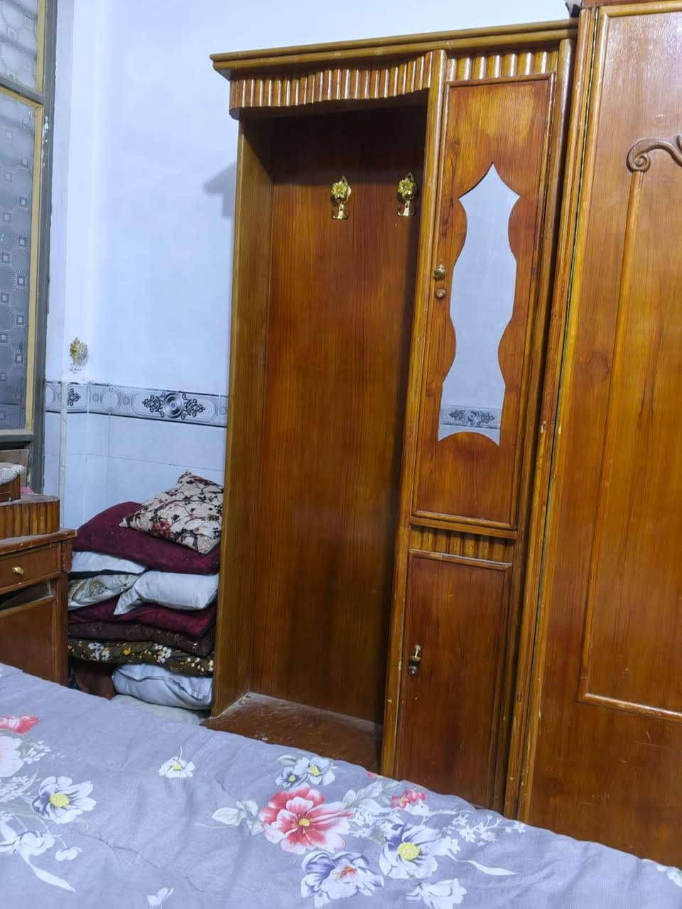 لبيع جربايه وميز وزاوية سعر 300 وبيهن مجال نضيفات كلش شراي يتصل ***********
