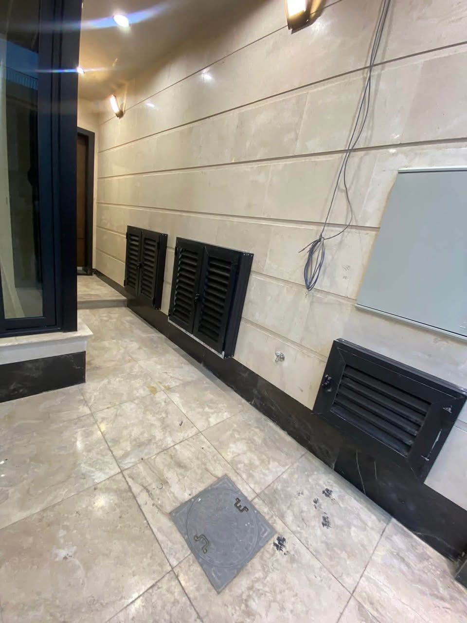 🔱لـــلـــبــيــع في الــسـيـديـة 🔱
📍موقع السيديه الظباط ضهر جامع الاقصى 

🏠مساحه 130 متر واجهه 6،5 نزال 20 

شارع 15 رصيف 2 متر 

جديد ممسكون بناء سنه 2025 

يتكون من مدخلين 

مطبخ صاله +خدمات الى الصاله جلسه وغرفه نوم سويت

الطابق الثاني ثلاثه نوم خدمات عدد ثلاثه 

الطابق الثالث غرفه نوم صاله مطبخ خدمات عدد 2 

واجهه مـرمـر 

ارضيه مرمر 

باب داخل تفصال 

باب قاصه 

سبالت دفن 

كامرات دفن 

خزان ماء عدد 3 

سخانات عدد 3 

🔴 نكفيك عناء البحث ✔️ لتمتلك عقارك

عندك بيت 🏠 وحاير شلون تبيعه نحن نجيبلك المشتري وبسعر الذي يناسبك

عندك بناء 🏗️ وما عندك وقت تبني نحن نبني لك بأسعار تنافسيه وبكوادر هندسيه مع توثيق مراحل العمل بالتصوير حتى تكون مطمئن

‏‎المراسلة عبر الصفحة او الاتصال على الأرقام التاليه

عندك عقار تريد تستثمرة ومتعرف شلون ❗️

تكدر كلشي تسوي تبيع وتشتري وتستثمر وأنت مطمئن 💯
‏‎📲 أرسل رقم (1) وسيتم الرد عليك فورًا 

‏‎💰 التعامل والتفاوض مباشر مع صاحب العقار 
سعره 650 مليون مع المجال شي بسيط 
للاسـتفسـار الاتـصال علـى الارقـام التـاليه  او زيـاره مكـتب مصعب للوساطة العقارية

هـ/***********
