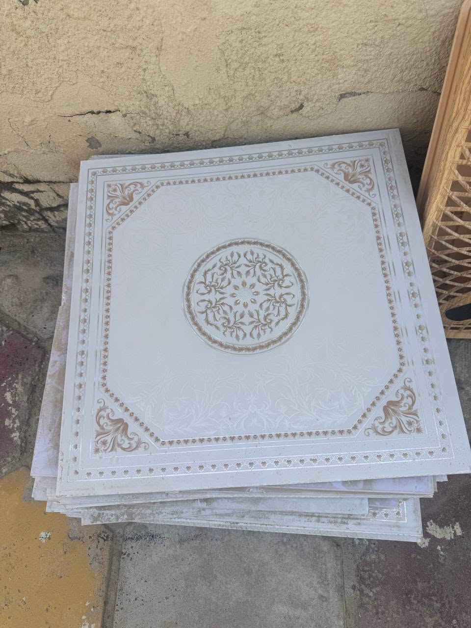 ميز جام السعر ١٠٠
مروحه جداريه السعر ٣٥
رفوف خشب عدد ٣ قطعتين ٧ متر وقطعة متر ونص السعر ٢٥٠
 سقف ثانوي ٢٥ قطعة سعر القطعة الفين 

***********
