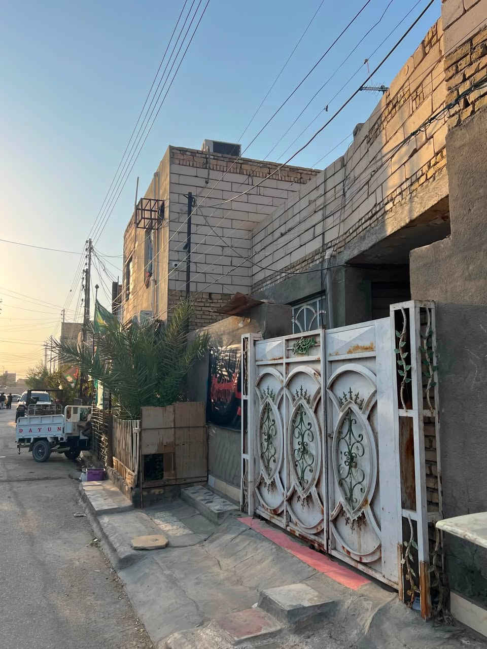 السلام عليكم بيت للبيع مساحة 200 بنيان جديد قريب ع سريع بحي الفداء سعر 180 وبي مجال رقم الهاتف ***********
