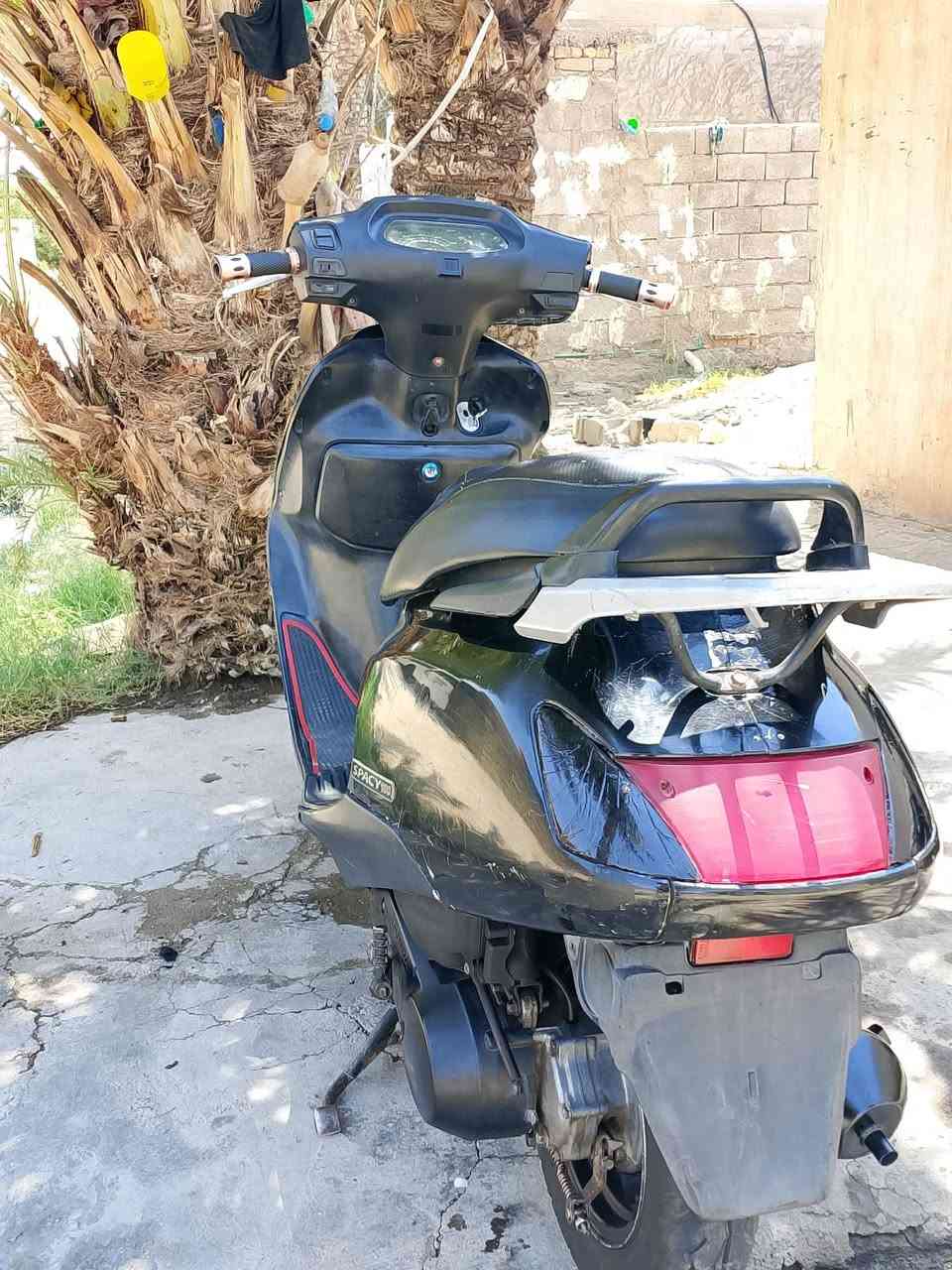 درجة سبيسي للبيع تجفيت جديد اول فتحه الهة
قفل جنطه قفل ستيرن عدادات كله شغاله كفرات اصليه 
تايرات جدد سلف هندر   عوزهة فقط باتري 
السعر  375
***********
