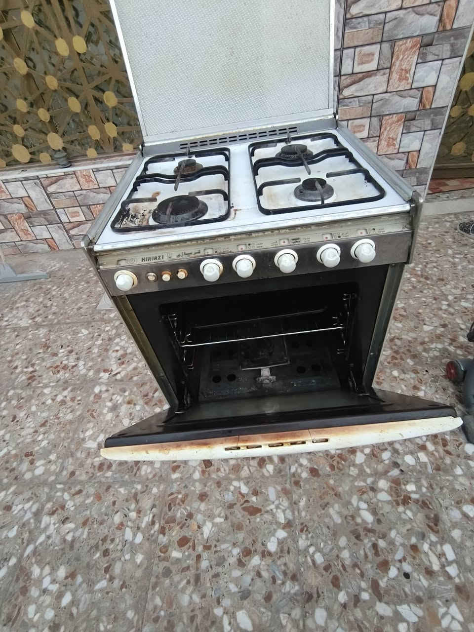 طباخ كريازي اربع عيون للبيع كله شغال حله مركز سعره ١٠٠
***********
