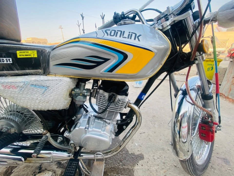 سلام عليكم دراجه موديل 25 دراجه زيرو
ماشيه 4000  اوراقها موجود 7ورقات 
دراجه ماماشيه خير من الله 

*********** وتساب 
ابو غريب
