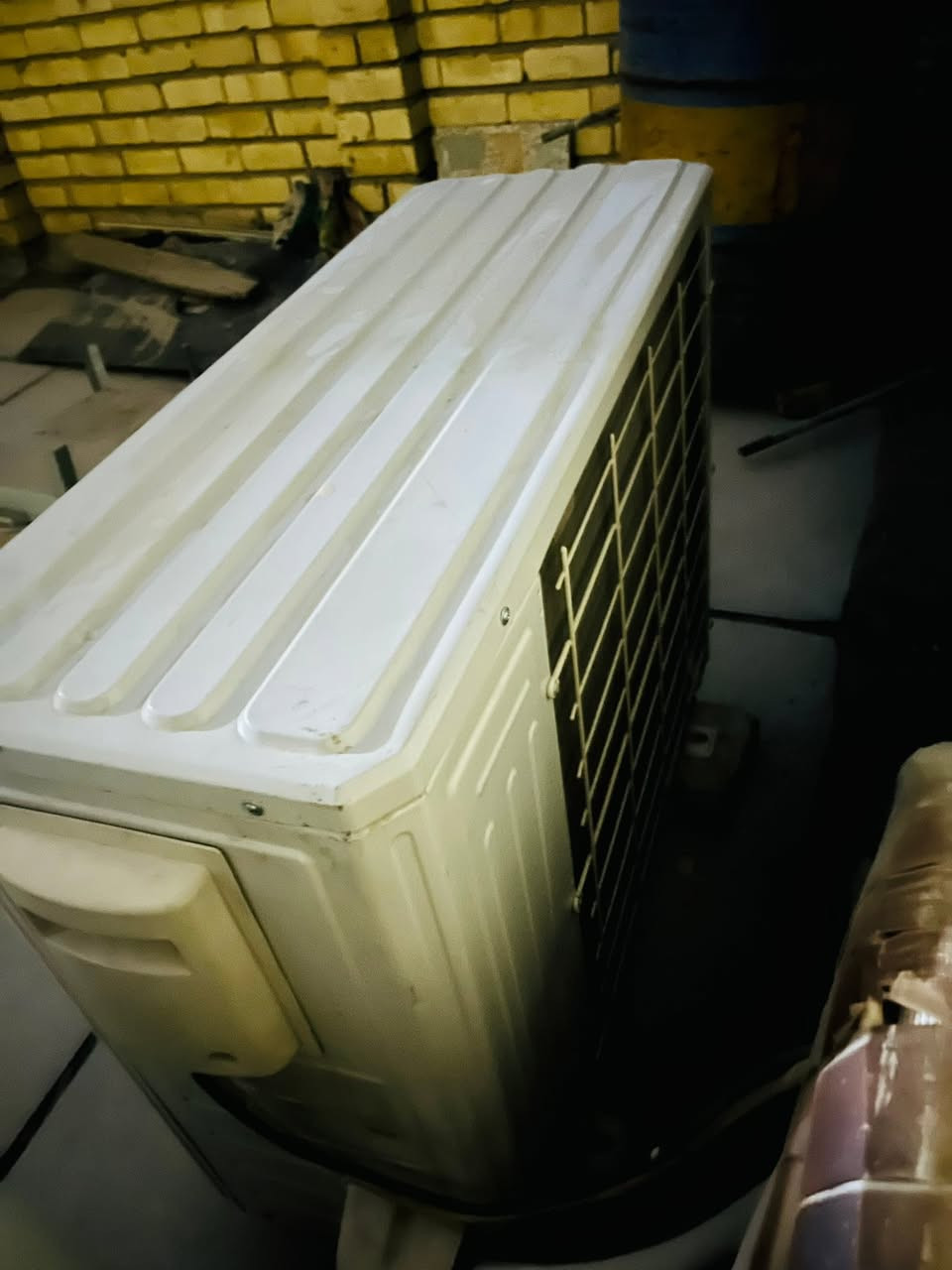 السلام عليكم سبلت كري 2 طن للبيع نضيف جداً شرط الفحص تجي للبيت وتشوف تبريده انجماد ثلج غاز 410 كامل مع البواري جدد السعر 575 وبيه وبيه مجال بسيط للشراي العنوان بغداد رقم الهاتف ***********
