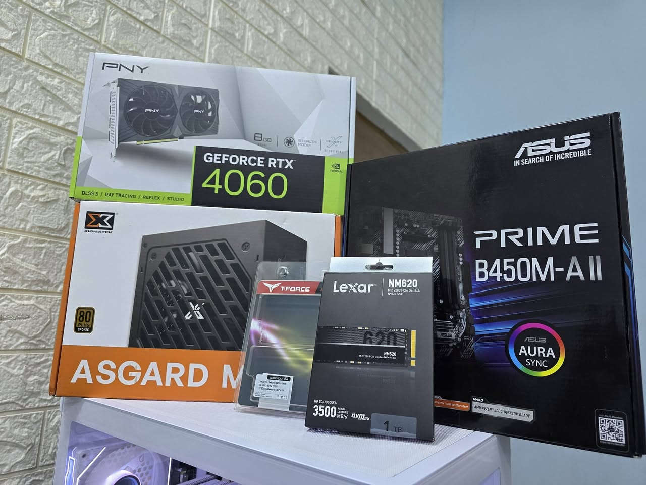 تجميعه اخت جديده 
 * كرت الشاشة (GPU): PNY NVIDIA GeForce RTX 4060 بحجم ذاكرة 8GB
معالج رايزن5  5500
 * اللوحة الأم (Motherboard): ASUS Prime B450M-A II
 * وحدة التخزين (SSD m.2): Lexar NM620 M.2 NVMe SSD بسعة 1TB وسرعة قراءة تصل إلى 3500 MB/s
 * الرامات (RAM): TeamGroup T-Force RGB (16. 8×2) لون ابيض 
 * بور سبلاي(650): Xigmatek ASGARD M مع اعتمادية 80 PLUS Bronze
 * الكيس والمبرد: كيس أبيض عصري بتصميم واجهة زجاجية جانبية وأمامية (Aquarium Design) مجهز بـ 6 مروحة ARGB ومبرد هوائي AG400 ابيض
مع مكتبه عملاقه من العاب اوفلاين 
سعره مليون و ٧٥ وبيه مجاال بسيط
لاستفسار *********** مكاني سماوه
