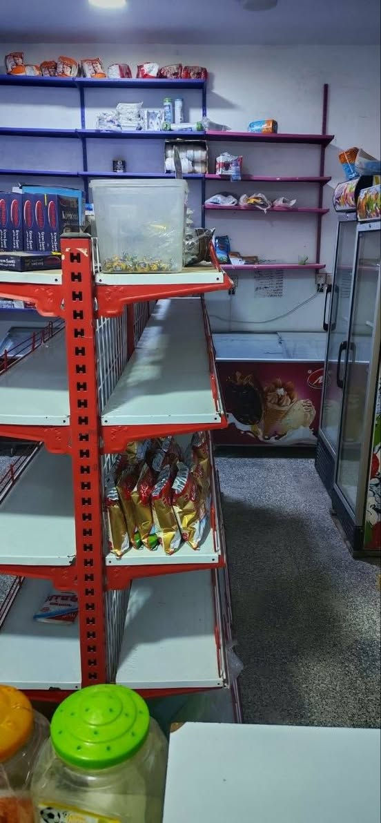 سلام عليكم
سفينه للبيع طول3متار وعرض متر جديده 10رفوف 
سعر 350 بيهه مجال للستفسار رقم ***********
