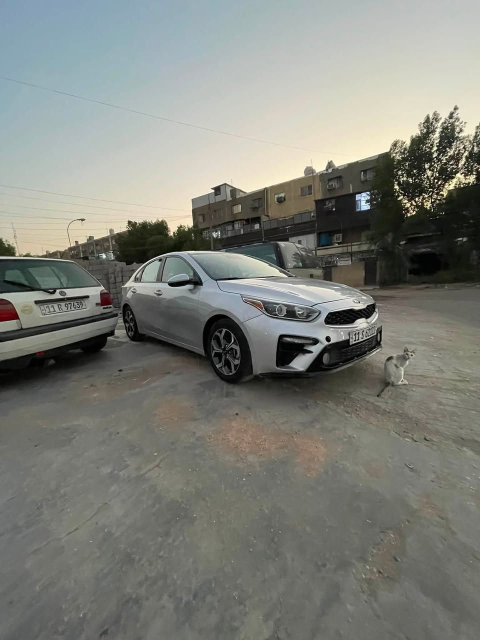السلام عليكم
فورتي 2020امريكي
2000دوش 
بيه 3قطع السياره بدون شواصي ولغود كير مكينه مكفول شواصي لغود مكفول ضربته قطعتين خلفي وقطعه امامي 
ماشيه 84سياره جاهزه من كلشي باتري جديد تخم تاير ذاك الشهر منضومة بانزين جديده تبريد ثلاجه
السياره نص فول 
تحكمات ستيرن
تحديد مسار 
كار بلي وبعد بيه موصفات 
رقم جديد هزه جديده باسمي السياره
مكانه بغداد الدوره حي الصحه
***********
