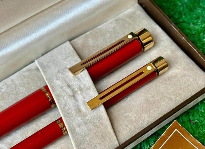 سيت أقلام شيفر ( Sheaffer) تاركة 
أمريكي اصلي انتاج الثمانينات 
ريشة ذهب خالص عيار ١٤ 
حجري نوادر مع تغليف الذهب  
حبر - جاف - الحجم M 
لوك غير مستعمل 
مع العلبه الأصلية والكتلوك   
للاتصال ***********
