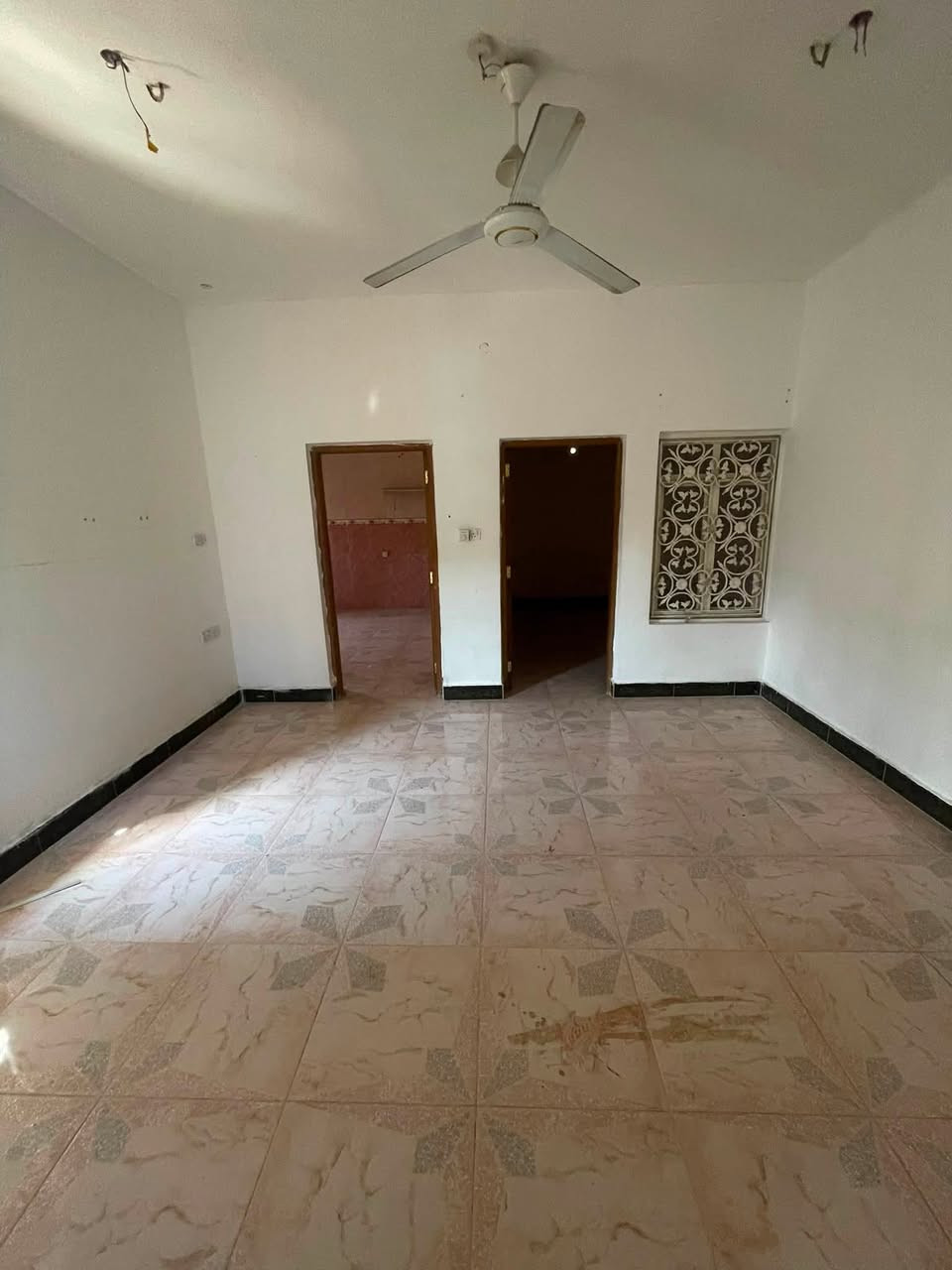 شقة الايجار العنوان البصرة الجنينة
تحتوي على غرفتين منام +مطبخ+حمام+صاله+سطح 
السعر 600 الف شامل اجور الكهرباء والماء 
الاستفسار ***********

