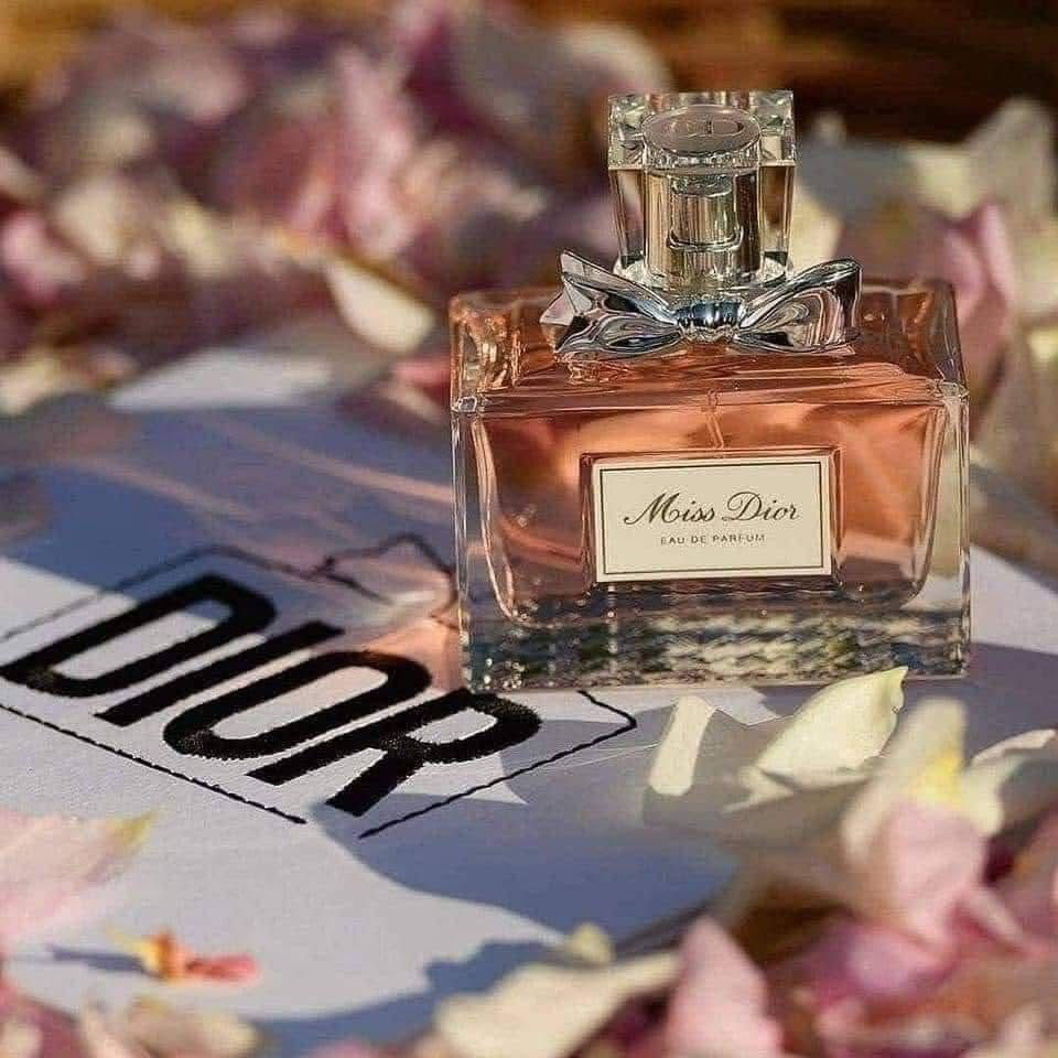 ‏Miss Dior Eau de Parfum
عطر مس ديور للنساء❤️‍🔥🥹

العطر النسائي الاكثر طلباً 
والاكثر شهرة والاكثر مبيعاً 
 يمتاز هذا العطر بعبيره ورائحته الساحرة والجذابة حيث يجسد العطر الأنوثة الطاغية المفعمة بالنشاط والحيوية ، ننصحكم دائما بإقتناء هذا العطر المثالى والجذاب حيث أنه ملائم لجميع الأوقات ، يأتى ميس ديور بزجاجه أنيقه ذات تصميم جميل ، رائحة عطر ميس ديور ثابته وتدوم طويلا.

السعر 15الاف 
وتوصيل 4 الكل محافضات العراق
