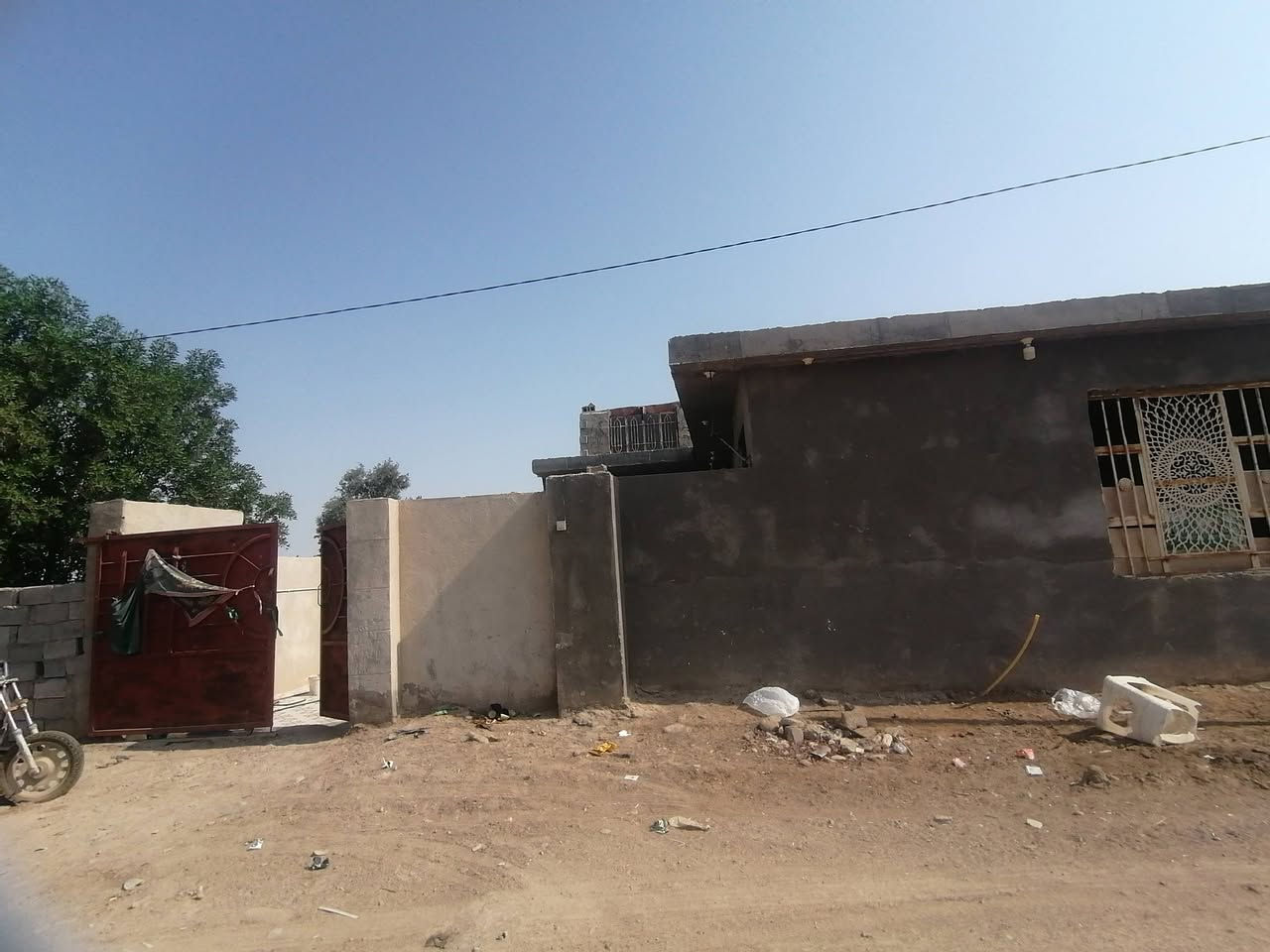 بيت زراعي مساحته  400متر
قرب المستشفي عل شارع العام مقابيل مجمع الجوهر
الاستفسار  تصال عل هاذا الرقم***********
