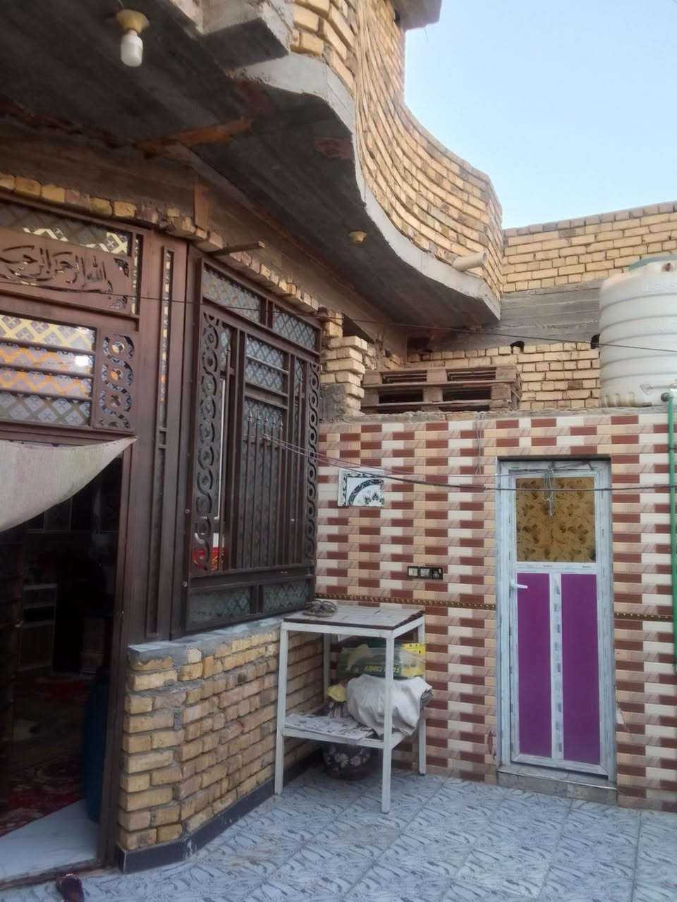 سلام عليكم. بيت للبيع مساحه 200م يتكون من طابقين طابق الاول غرفه عدد 2+مطبخ +ستقبال +صحيات طابق ثاني غرفه +صاله. كاملات +غرفه حد للشبابيك. حي الجوادين قرب سيطره ام العباس يبعد عن شارع العام 125 م للاستفسار. وتساب  ***********
