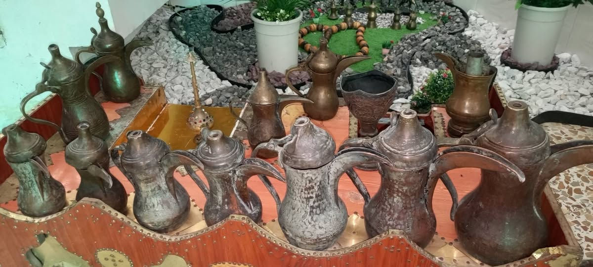 السلام عليكم منقلة ودلال قديمات كلش وصوبة علاء الدين ومبخرة ومال مي ورد كلهن نحاس قديم للبيع مكاني بغداد مدينة الصدر الحميدية وعدي سجادات عرب هم وياهن
*********** سعرهن 400
