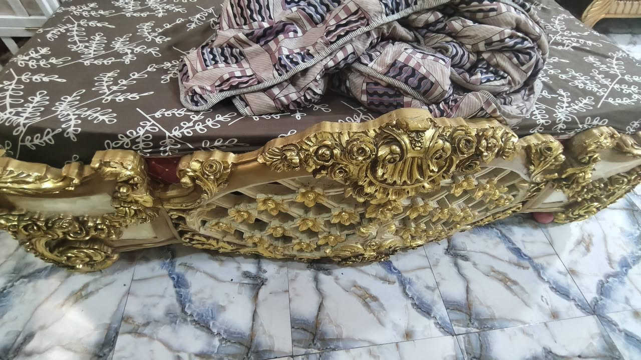 غرفه مصريه درجه اوله خشب زان دمياطي طلب خاص من مصر مشترينه ب٥ ملايين الغرفه ضخمه وثقيله جداً السعر مليونين وبيها مجال قليل ***********
