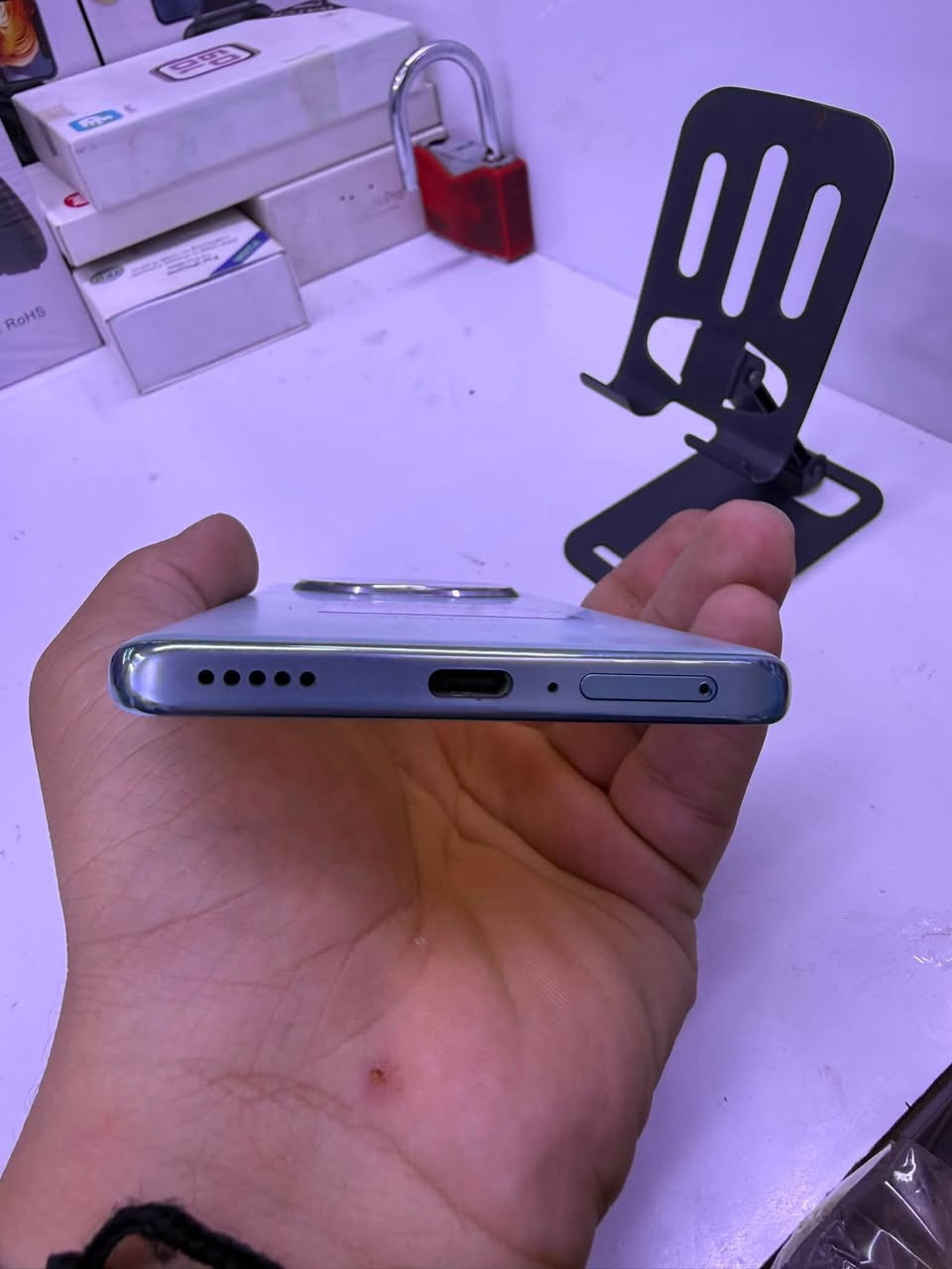 السلام عليكم هونت X9C ذاكره 256 العشوائيه 12 جهاز نضيف صارله شهر من مستخدم بعده جديد بدون ملحقات شخط مابي نضيف حيل العنوان كربلاء السعر 330 ألف *********** موجود واتساب
