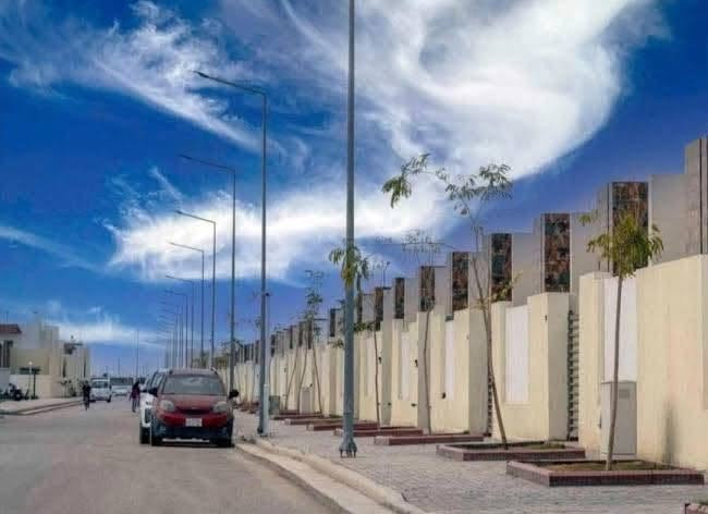 بيت للايجار مساحة ٢٠٠ متر طابق ونص بلوك ١٧ في مجمع جوهرة بغداد السكني، يحتوي على صالتين ومطبخ و ٣ غرف نوم / ٢ سويت. وخمس حمامات. بالاضافة الى حديقة داخلية وخارجية. 
المجمع متكامل من جميع الخدمات، حدائق وملاعب ومدارس ومطاعم وسوبر ماركت. الموقع بغداد الدورة / سريع الدوره الجديد يبعد ١٠ دقائق عن مول العراق.
الايجار ٦٠٠ الف. 
***********
