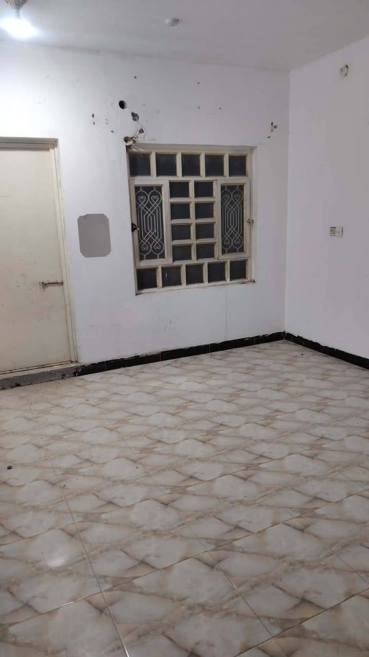 للايجار شقه حي اور 
قرب مدرسة الجماهير 
غرفتين وصاله ومطبخ وصحيات ومناور 
درج خارجي معزول لشارع 
ايجاره 400 
***********
