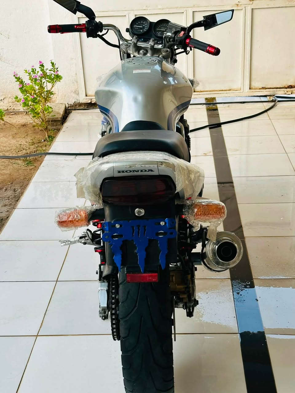 لسلام عليكم 
شباب اليوم جبتلكم cb400 موديل 2004
جيل ثاني هايبر 
حاويه شرط قبل شهرين نازله من لمعرض 
لمزاد مالته موجود 
ماشيه 11 الف حقيقي 
دراجه مزود عليهه من
كلجات رياضي + يدات رياضي + دبلات bm + صالنصه رياضي+ وصالنه كاتم مالت شركه 
دراجه من لمعرض عل بيت شرط كفاله عامه وراح نزل الكم صوره 
رجاءا لحد يكسر بحلال العالم واذا ما تعرف شنو الحاويه وشنو اسعارهن لا تحجي من يمك وتنطي سعر 
مكلف بل نشر رقم صاحب دراجه 
***********

سعر 20 وبي مجال
