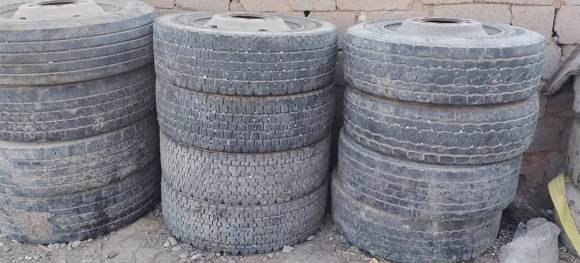 تايرات  لودر للبيع حجم ١٩ونص ويل ١٠براقي
***********
