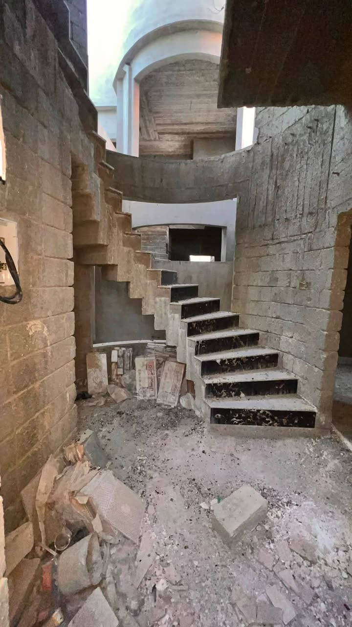 🔴دار للبيع تصميم واشراف شركة التناسق
✨الموقع مجمع زيونه السكني 

✨️المساحة 120 متر 

✨️الأبعاد  6.30❌️19متر

✨️طابقين 4 غرف نوم 

✨️الطابق الاول غرفة نوم مطبخ حار بارد هول مفتوح صحيات منور كراج

✨️الطابق الثاني ٣غرف نوم وصحيات 

✨ملاحظه.( البيت كامل من ناحية تائسيس المجاري والكهرباء وسيراميك الجدران والمشتملات فقط باقي فقط جزء قليل من الطابق الارضي وبلاضافه الى مواد  البيت كامله من سيراميك جدران والارضيه) .

✴للستفسار يرجى الاتصال على الارقام التالية 
              
        اسيا *********** ☎️
