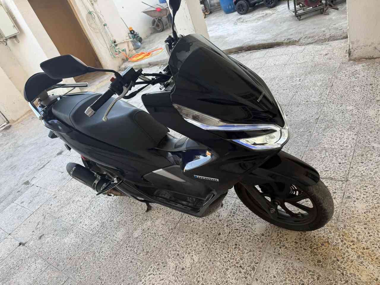 السلام عليكم. للبيع دراجة PCX  ياباني بلاد موديل ٢٠٢٠ مكفوله محرك وگفرات بلاديه  هايبرد (بانزين وشحن) للمعلومات الاتصال على الرقم ***********
