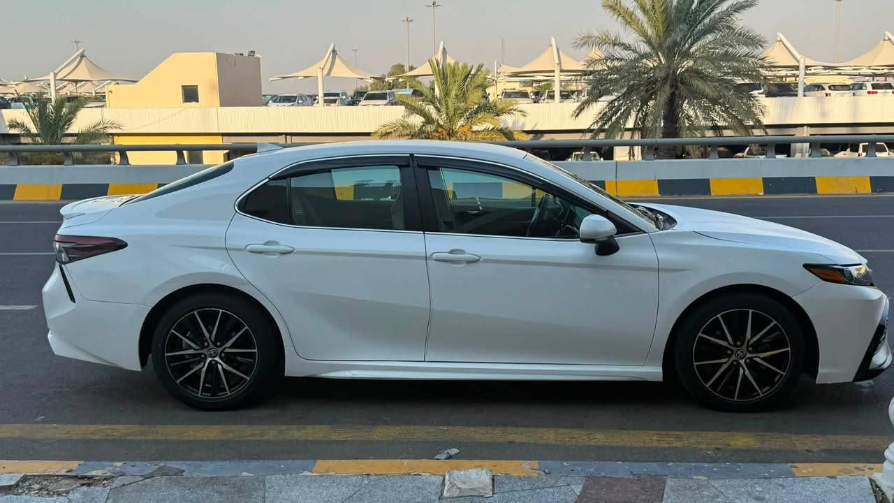 السلام عليكم كامري 2021 SE فول مواصفات بس مابيها فتحه هايبرد ماشيه 45 الف حادثها الجاملغ الخلفي وراجع بارد يعني بدون صبغ بدون ايرباك بجمها مملعوب بي ولا مفتوح محرك وكير وكهربائيات مكفوله ارقى دهن اديرلها (فولترونك ) مابيها اي شخوط السياره الدعاميه الخلفيه مصبوغه وفوكاها شويه فقط (سونار موجود ) تخم تايرات ياباني بعده جديد شتريتلها ومخليلها  مانع طسه صدر وحداديه  مال شركه بعدهن . مكاني زيونه  (سعرها 194  )بيها مجال بسيط ***********
***********
