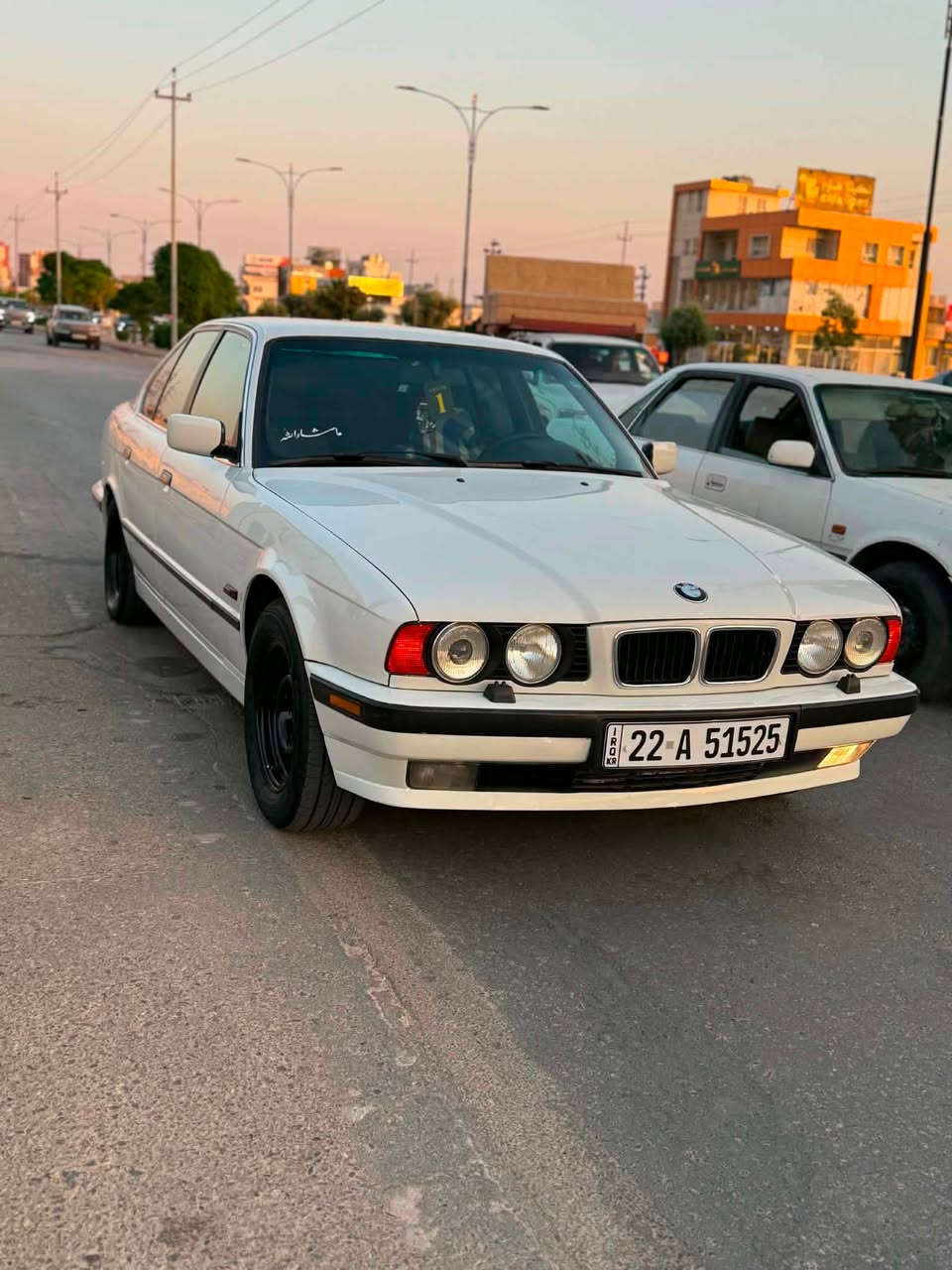 ٥٣٠ دەبڵ دیجیتال ١٩٩٤
بێ دەعم بێ لێدراو پەڵە پەڵە بۆیاخی هەیە لەسەر ساغی
سەیارەکە زۆر جوان و ڕێک و پێکە 
ABS
تەبرید
فۆڕمیکا
تەلەفون
سیدی بۆکس
دەبڵ ئیرباگ
دەبڵ چەکمەجە
تایە و ویل مشەبەک لۆک لۆک 
پەردە 
پێش پان هەموو گیانی بیلادە موتوعە و لێخوڕینی زۆر تایبەت و بەقەوەتە
بێ مەسرەف بێ تەقەو ڕەقە 
*********** مەسج جواب نایەمەوە .
