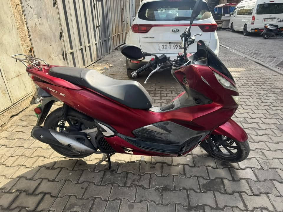 السلام  عليكم دراجة PCX مكفوله كفالة عامه جيل ثالث كوري  قايش دهن اكسل دهن مكينه مي اخضر تاير خلفي كله جديد كفرات بلاديه بس بيها شخوط وملاحضات سعرها ٢١٥٠ مليونين ومية وخمسين مكاني رصافه ***********
