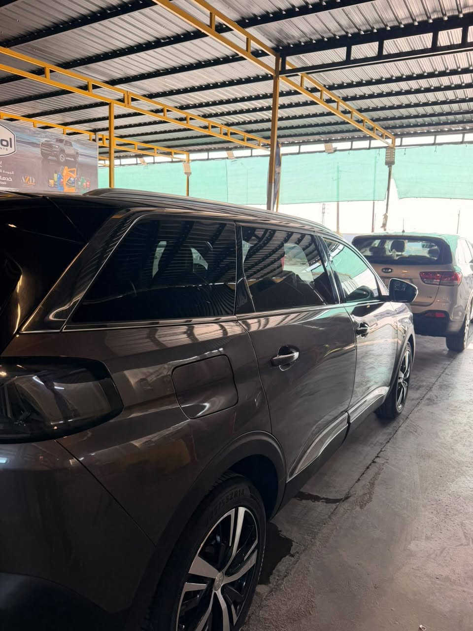 إعلان بيع / مواصفات السيارة: بيجو 5008 - فئة GT Line موديل 2022
الموديل: 2022  
الفئة: GT Line (الفئة الرياضية الفاخرة)  
سعة المحرك: 1.6 لتر توربو (4 أسطوانات)  
القوة الحصانية: 163 - 165 حصان  
عزم الدوران: 240 نيوتن متر  
ناقل الحركة: أوتوماتيك (تيربو / دفع أمامي)  
عدد المقاعد: 7 مقاعد (3 صفوف قابلة للطي والتعديل بمرونة عالية)  
1. المواصفات الخارجية (تصميم GT Line):
إضاءة أمامية وخلفية بالكامل بتقنية Full LED بتصميم المخالب الثلاثية المميزة لبيجو.
شبك أمامي رياضي بتصميم هجومي يحمل شعار GT المميز مع لمسات كرومية أنيقة.
سقف بانورامي زجاجي قابل للفتح مع سقف أسود ماسي (Black Diamond) وقضبان تثبيت من الألومنيوم.  
 (إطارات) ألومنيوم رياضية بتصميم مميز قياس 18 أو 19 إنش.
مرايا جانبية قابلة للطي كهربائياً مع إشارات انعطاف وإضاءة ترحيبية.
2. المواصفات الداخلية والراحة:
مقصورة القيادة المتطورة الشهيرة (Peugeot i-Cockpit).
شاشة عدادات رقمية بالكامل (Digital Cluster) مقاس 12.3 إنش قابلة للتخصيص.
شاشة وسطية تعمل باللمس قياس 8 أو 10 إنش تدعم أنظمة التشغيل الحديثة (Apple CarPlay & Android Auto).
مقاعد رياضية فاخرة بكسوة مدمجة من الجلد والقماش الفاخر (أو الجلد الخالص حسب الطلب) مع خاصية التدفئة.  
عجلة قيادة رياضية صغيرة متعددة الاستخدامات مكسوة بالجلد الطبيعي مع شعار GT.
إضاءة محيطية (Ambient Lighting) داخلية راقية.
تكييف هواء أوتوماتيكي ثنائي المناطق مع فتحات تبريد مخصصة لصف المقاعد الثاني والثالث.
3. أنظمة الأمان والسلامة العالية:
6 وسائد وهواء أمان متقدمة لحماية الركاب.
نظام الفرامل المانعة للانغلاق (ABS) مع توزيع قوة الفرملة إلكترونياً (EBD).  
نظام الثبات الإلكتروني (ESP) ونظام مساعدة صعود المرتفعات.
نظام التحذير من الاصطدام الأمامي مع الكبح التلقائي في حالات الطوارئ.
نظام الحفاظ على المسار والتحذير من الخروج عنه.
نظام مراقبة النقاط العمياء ومستشعرات ركن أمامية وخلفية مع كاميرات رؤية محيطية.
فرامل يد كهربائية (Electronic Parking Brake).  
الحالة: (السيارة كلين تايتل )
المسافة المقطوعة : 60 الف
سعر السيارة ١٤٥$ وبيها مجال
مكان السيارة : بغداد
اتصال ‏‪***********‬‏
