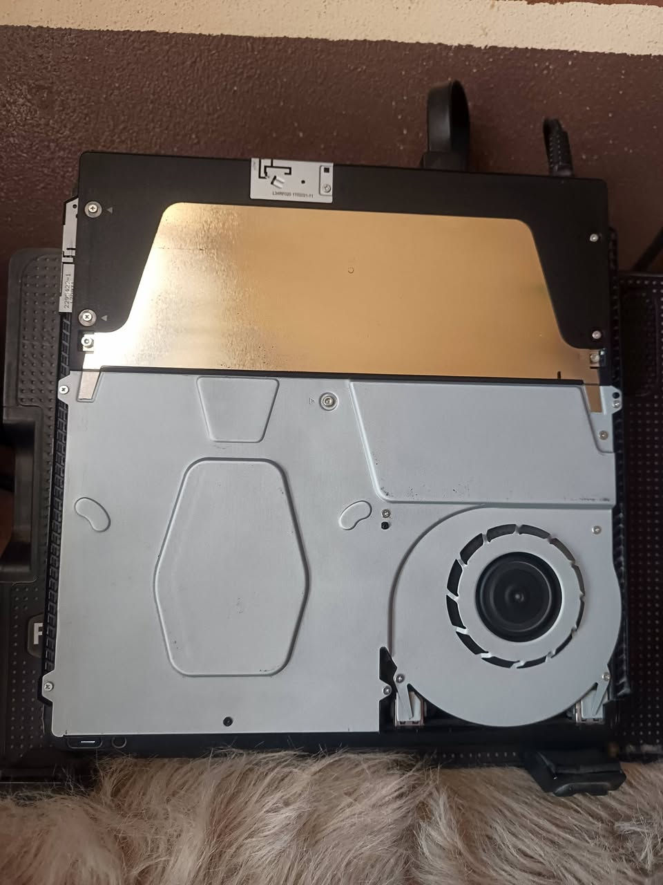 جهاز ps4 slm  اخو الجديد لا مفتوح ولا مصلح وشرط الفحص ويا جويستكات ثنين واحد اصلي وواحد تجاري + يوبي اس 1500 استخدام قليل كلش بعدة جديد + ستنان مروحه تبريد + 6 اقراص واحد اقوة من الثاني وكلهن نضيفات الجهاز لوك سعرة 350 وبي مجال حك الجية تواصل خاص او ع ***********--*********** ومتوفر واتساب
