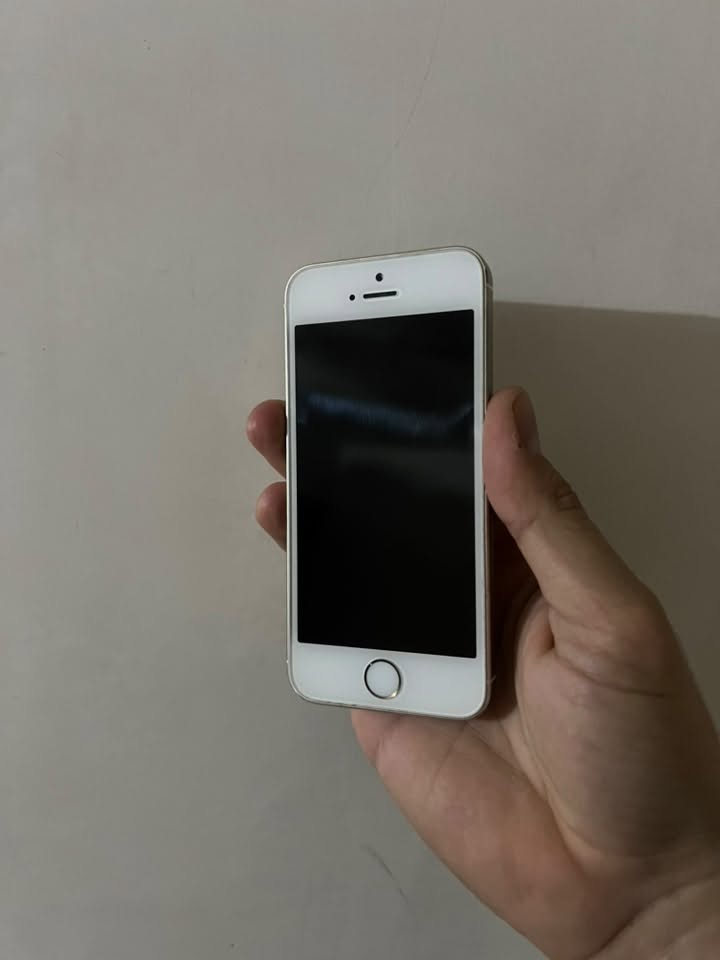 ايفون 5s تحفه من سنة 2012
الجهاز ذاكره 64
نضافة 100%
كلشي شغال بيه 
بصمه شغاله 
للبيع 
***********

نص مكتوب في الصور:
- لا يوجد SIM ٦:٢٣ م عام حول الاسم iPhone إصدار البرنامج 12.5.8 اسم الطراز iPhone 5s رقم النموذج ME313LL/A الرقم التسلسلي C39LL0SHFFFV الشبكة غير متوفر الأغاني . الفيديوهات . الصور