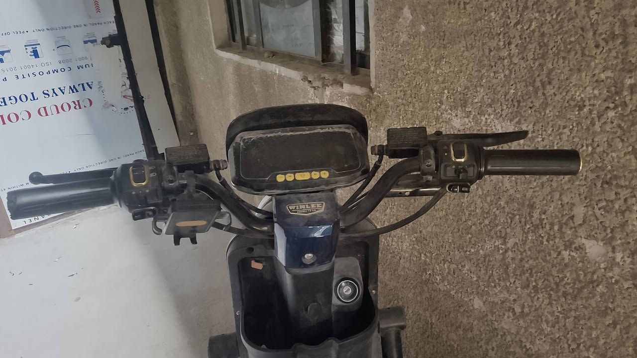 السلام عليكم

دراجة R9 موديل 2026 من شركة ونلي  للبيع 🛵

🔋 البطاريات: 5 بطاريات حجم كبير، سعة البطارية الواحدة 32 أمبير، بطاريات أصلية من شركة ونلي، جديدة وما مبدلات، والله شاهد.

⚙️ المواصفات:

- بريك أمامي وخلفي ديسك بريك
- شاشة ديجيتال تعرض السرعة، نسبة الشحن، والمسافة المقطوعة
- نظام دبل
- نظام الرجوع إلى الخلف
- إشارات أمامية وخلفية
- ملفها 1200
- صوت بلوتوث قوي جدًا
- تايرات قوية
- الشاحنه الأصليه موجوده
- السويج وجميع الملحقات موجودة

🛵 الدراجة كلش نظيفة وأمانة الله استعمالها فقط تقريبًا اربعه اشهر 

💰 السعر: 390 ألف
والسعر بيه مجال للطيبين.

📍 العنوان: بغداد، الجديدة، الغدير

📞 للاستفسار: ***********
