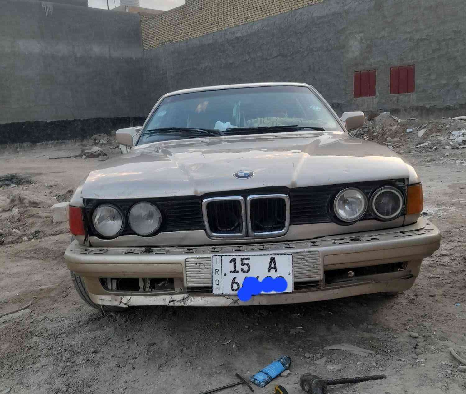 السلام عليكم ورحمة الله وبركاته 
للبيع سياره بي ام دبليو موديل١٩٩١ لون ذهبي رقم انبار 
جديد دولي انكليزي وهزة جديد السنوية لغاية ٢٠٣١ باسمي 
 مكينة وكير نظاف شرط الشغل والنظافة كير اتوماتيك
 سياره حلوة ومرتبا ونازكة ونظيفة ورخيصا
 اطلع بيها تراي للسعودية السعر ٢٥ $    
ملاحظة بيع فقط بدون مراوس / للاستفسار  ***********
.
