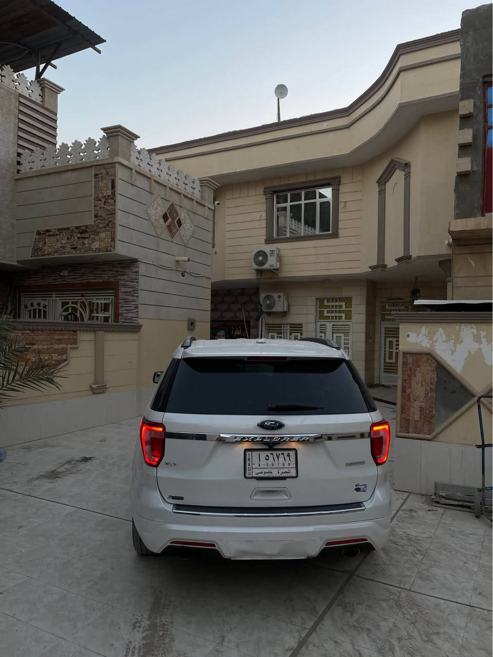 فورد اكسبلورر XLT موديل 2018 للبيع 

 جديده استخدام شخصي فقط بنيد بيها بدون اي دواخل حادث سطحي السيارة جاهزه من جميع النواحي مابيها اي نقص گير مكينه حداديه تبريد كله جاهز وعلى وضع البلاد السياره بالواقع احلا من الصور نظيفه جداً
رقم بصرة حرة جاهز للتحويل 

• الفئة: XLT
• دفع رباعي
• 7 ركاب
• تشغيل بصمة
• دخول ذكي
• شاشة وسطية
• كاميرا خلفية
• حساسات خلفية
• مثبت سرعة
• تحكم بالمقود
• مقاعد كهربائية
• تكييف أمامي وخلفي
• ويل مشدود الها مال الفول 
• مرايا وزجاج كهربائي
• ⁠السعر 155
• ⁠بصره قرنه
• ⁠رقم الهاتف *********** القرنة, البصرة
